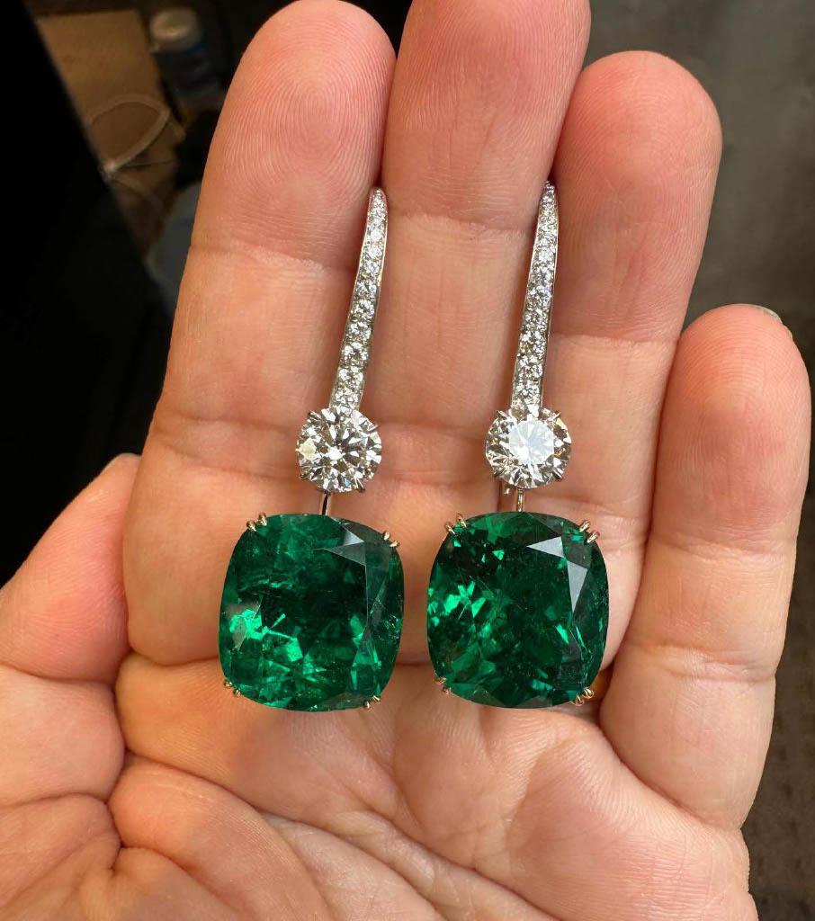 Questi orecchini di smeraldi colombiani, un'imponente dimostrazione di rarità e raffinatezza, presentano una notevole coppia di smeraldi taglio cuscino, del peso di 15,47 ct e 16,45 ct, per un totale di 31,92 carati. Certificata da Gübelin, SSEF e