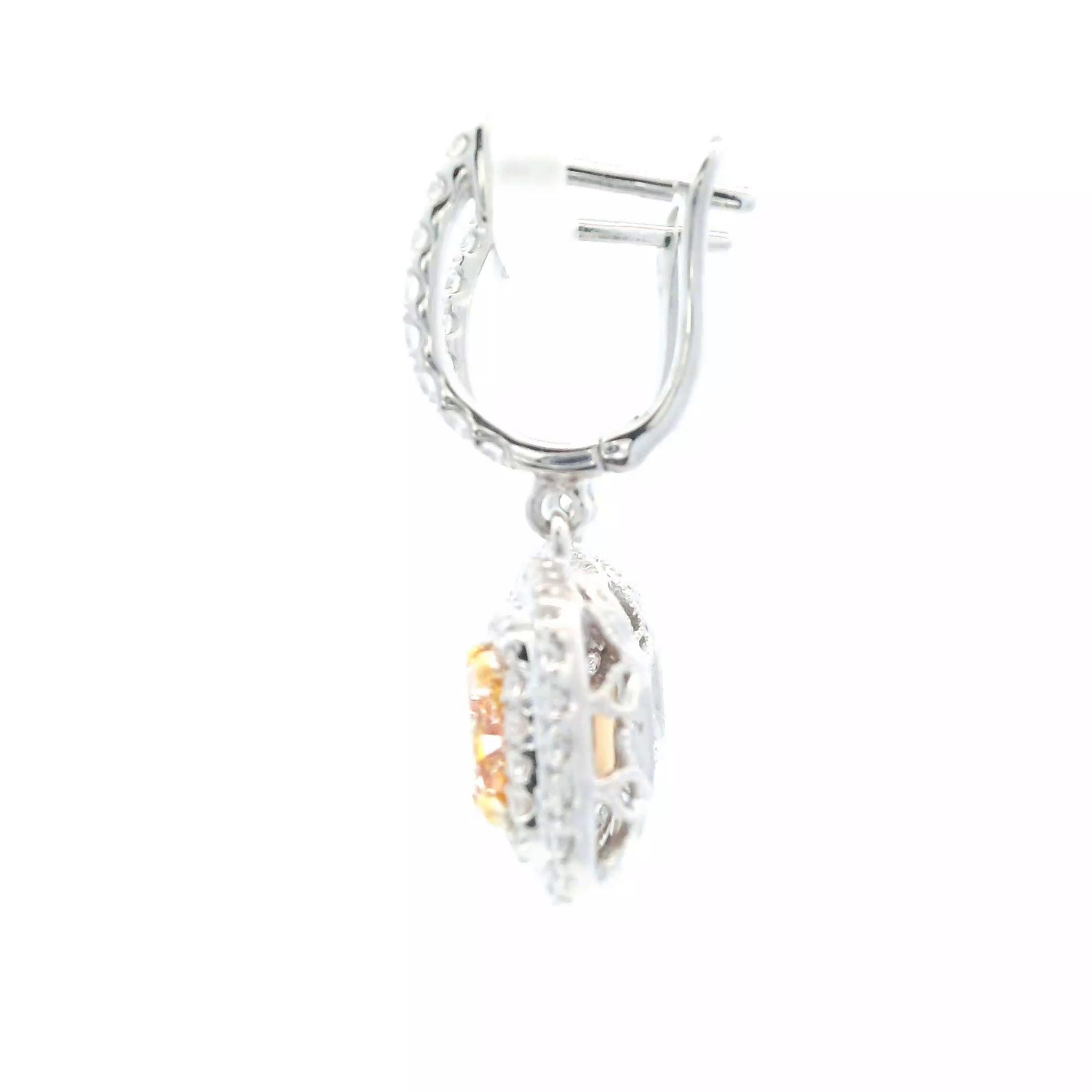 Splendidi orecchini pendenti con diamante giallo naturale e doppio diamante aureolato, certificati EGL.
3,19 carati di peso totale di diamanti.
2 diamanti taglio cuscino, 2,13 carati. Giallo Fancy certificato EGL - Colore giallo chiaro Fancy e