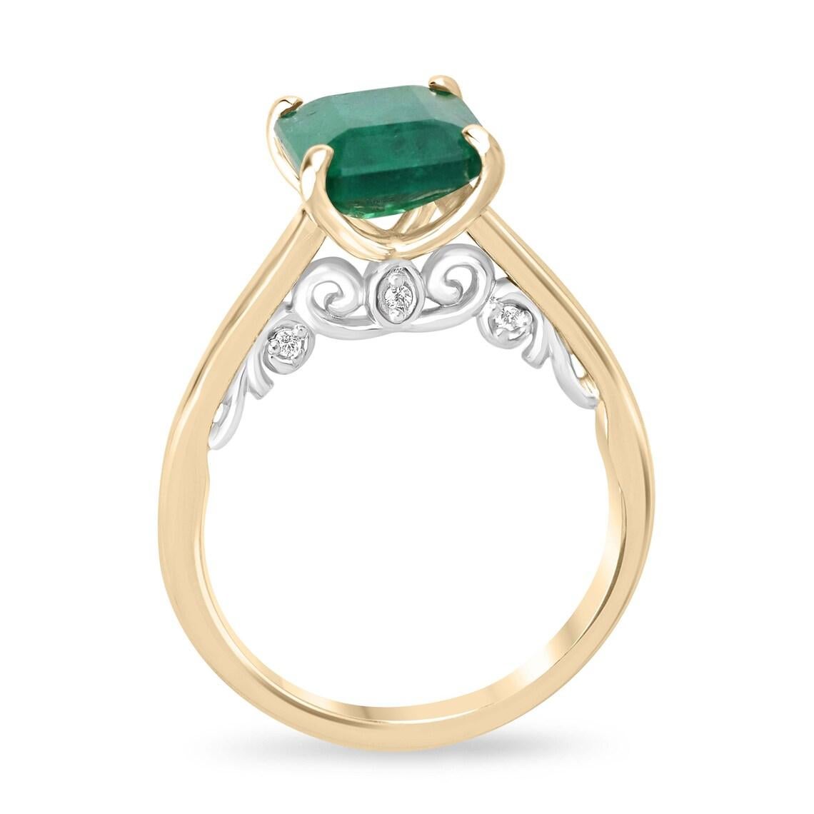 Este exquisito anillo con acento de esmeralda y diamantes presenta una esmeralda talla esmeralda de 3,14 quilates, que irradia un exuberante tono verde con claridad semitransparente que cautiva la mirada. La gema está engastada con seguridad en un