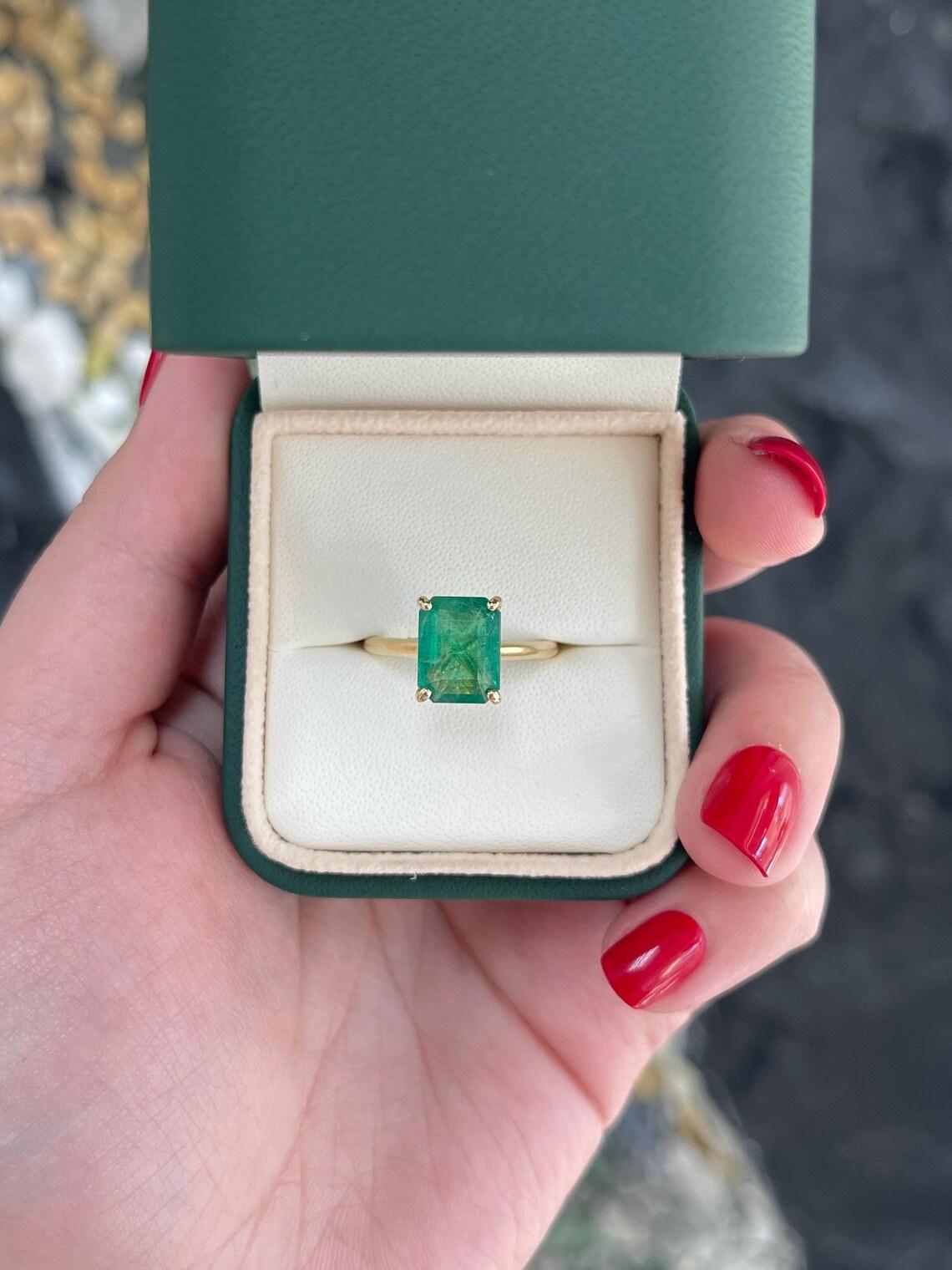 Anillo de compromiso con acentos de diamantes de corte esmeralda y exuberante brillo verde de 3,19 quilates Moderno en venta