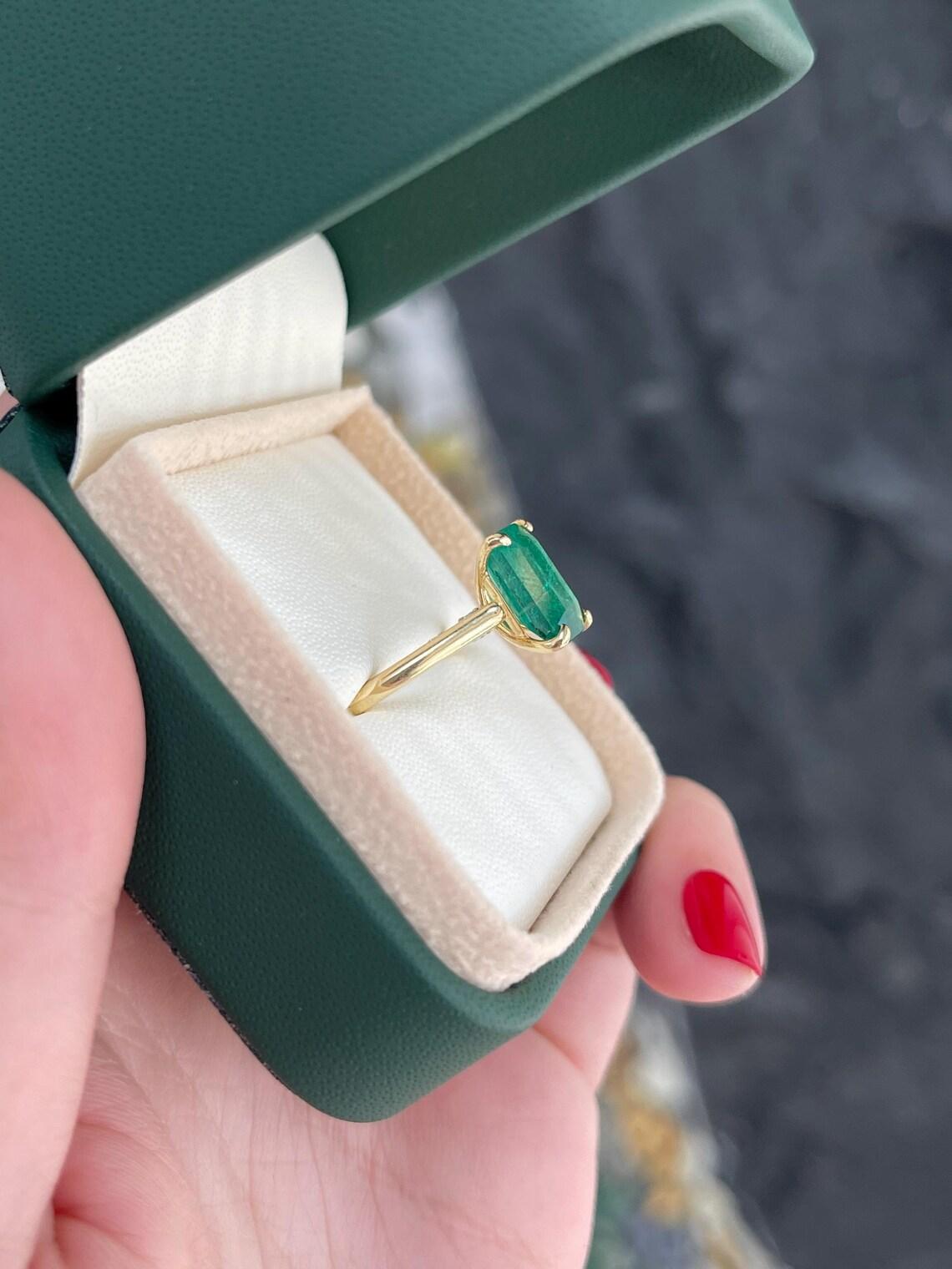Anillo de compromiso con acentos de diamantes de corte esmeralda y exuberante brillo verde de 3,19 quilates Corte esmeralda en venta