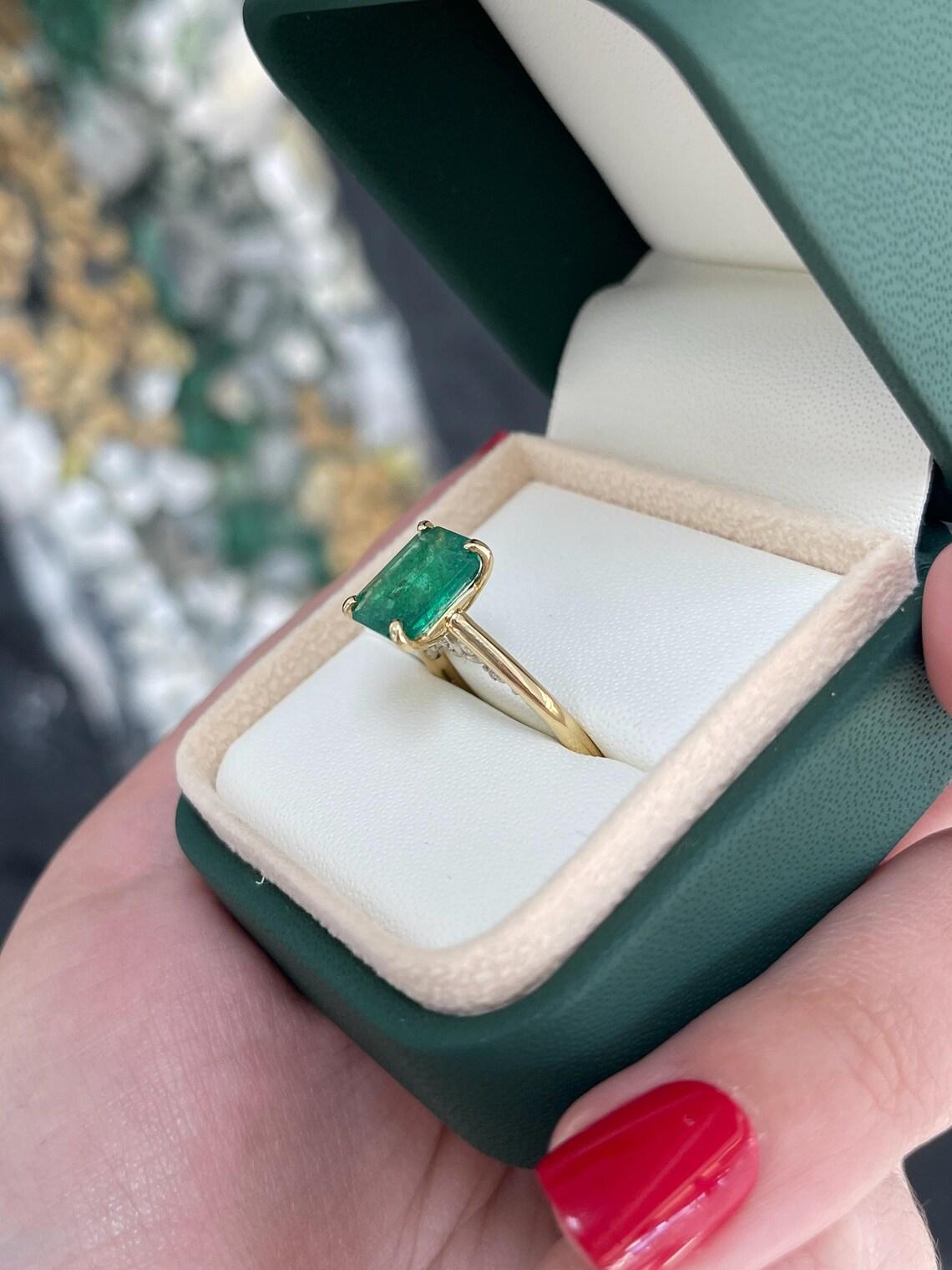 Anillo de compromiso con acentos de diamantes de corte esmeralda y exuberante brillo verde de 3,19 quilates en Nuevo estado para la venta en Jupiter, FL