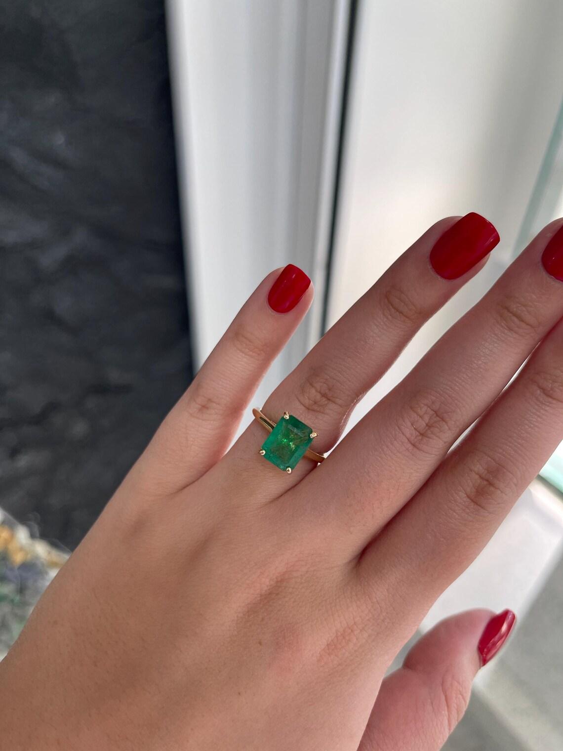 De las mujeres Anillo de compromiso con acentos de diamantes de corte esmeralda y exuberante brillo verde de 3,19 quilates en venta