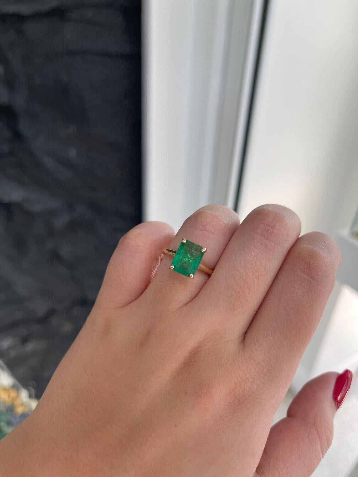 Anillo de compromiso con acentos de diamantes de corte esmeralda y exuberante brillo verde de 3,19 quilates en venta 1