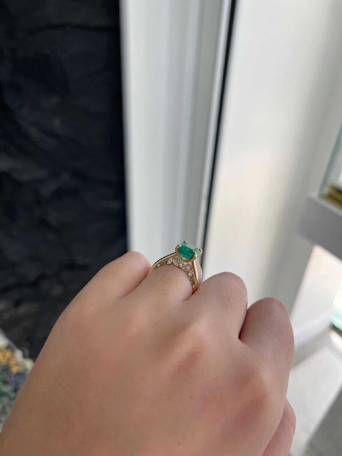 Anillo de compromiso con acentos de diamantes de corte esmeralda y exuberante brillo verde de 3,19 quilates en venta 2
