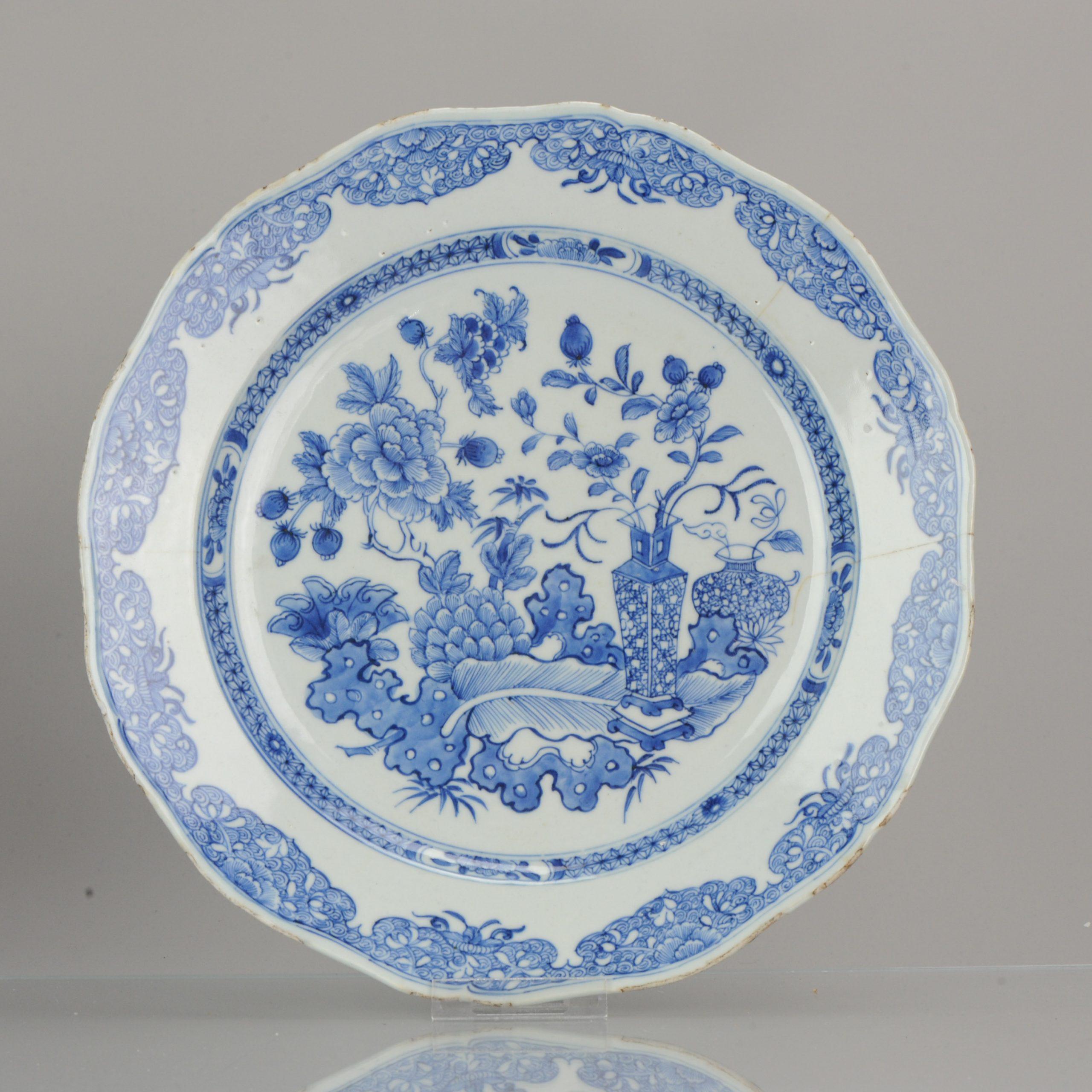 Antique 18th Century Chinese Porcelain Yongzheng/Qianlong Plate Peony In Excellent Condition For Sale In Amsterdam, Noord Holland