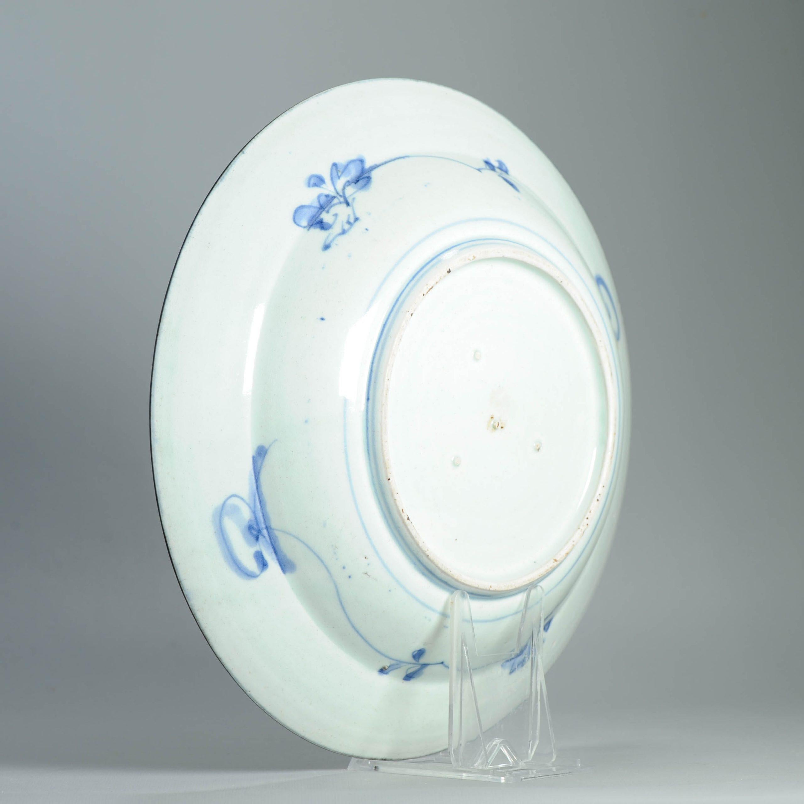 Beschreibung
Wir teilen mit Ihnen dieses sehr schöne Beispiel aus der Edo-Periode, 1680-1700. Mit einer Garten-Blumen-Vogel-Szene im Stil der chinesischen Wanli-Periode Stücke.

An der Basis mit einer Blume markiert, ungewöhnlich.

Arita-Ware, auch