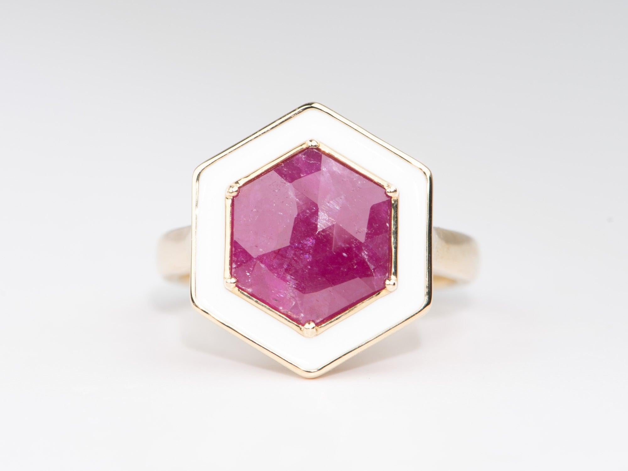 ♥ Rubino taglio rosa esagonale da 3,1 carati con anello di fidanzamento in oro 9K con alone di smalto bianco R6679

♥ Si tratta di un anello che presenta un grande e bellissimo rubino con taglio a rosa circondato da un'aureola di smalto bianco per