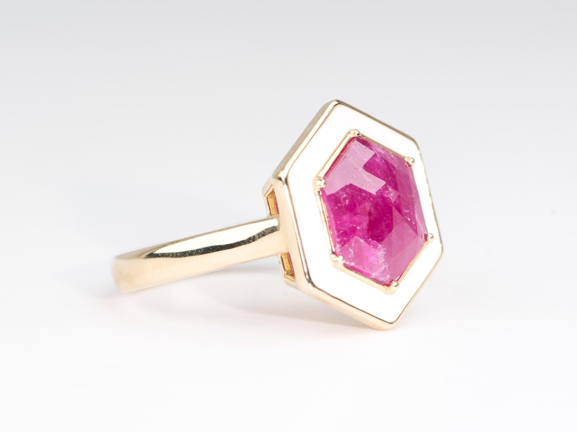 Taglio a rosa Anello di fidanzamento in oro 9K con rubino taglio rosa esagonale e smalto bianco a raggiera 3,1ct R6679 in vendita