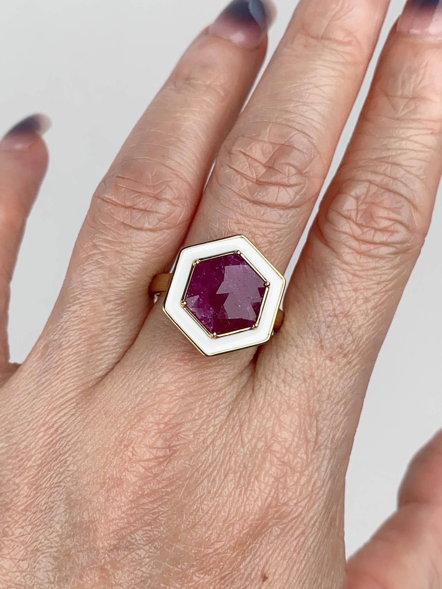 da uomo o donna Anello di fidanzamento in oro 9K con rubino taglio rosa esagonale e smalto bianco a raggiera 3,1ct R6679 in vendita