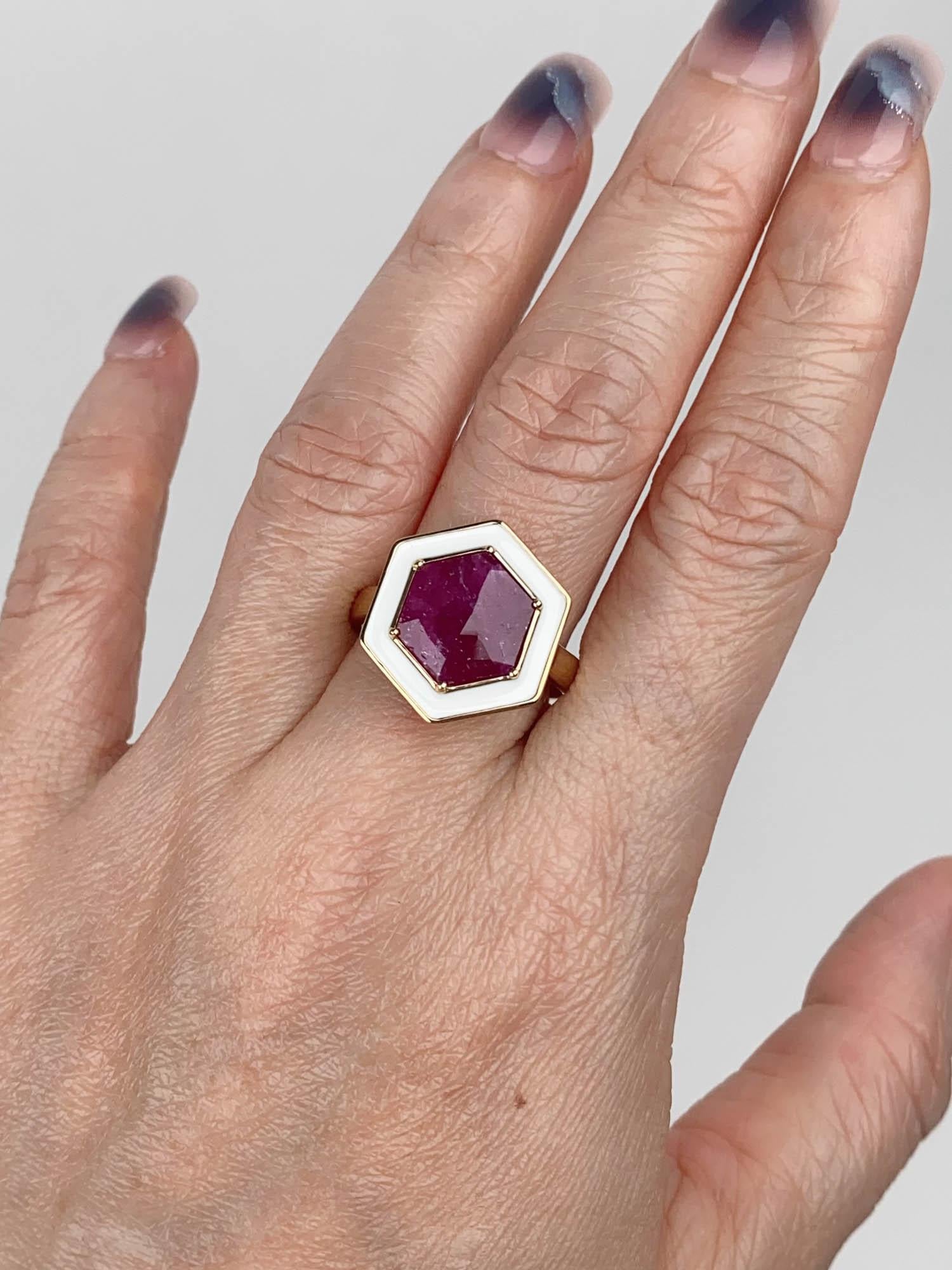 Anello di fidanzamento in oro 9K con rubino taglio rosa esagonale e smalto bianco a raggiera 3,1ct R6679 in vendita 1