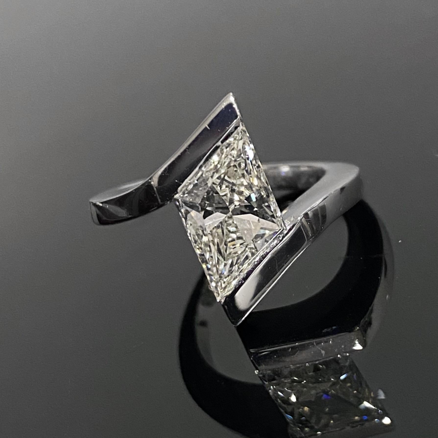 Women's 3.1ct Rhombus Lozenge Brilliant Cut Diamond Solitaire Engagement Ring White Gold For Sale