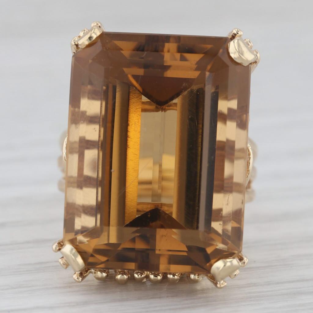 Informationen zu Edelsteinen:
- Natürlicher Rauchquarz -
Karat - 31ct (22,8 x 17,1 mm)
Schliff - Smaragd 
Farbe - Braun
Bitte beachten Sie, dass sich auf dem Tisch des Quarzes ein Kratzer befindet.

Metall: 14k Gelbgold
Gewicht: 16,2 Gramm
