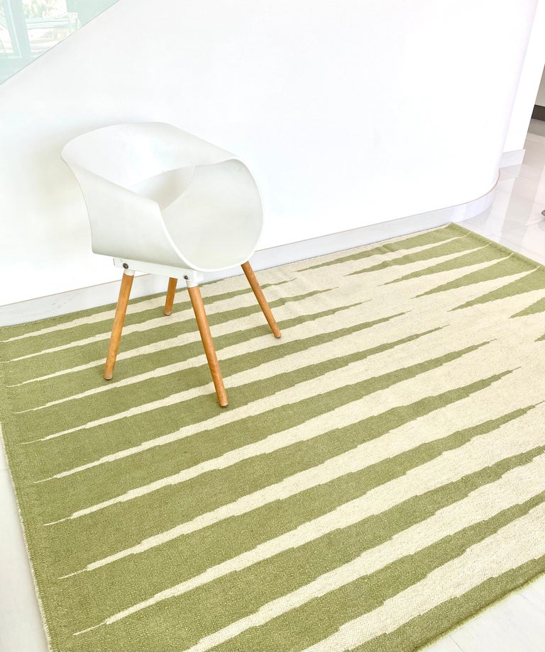 Rug  Wool Dhurrie Pale Olive Modern Geometric Olive Green Beige carpet In New Condition For Sale In Dubai, Dubai