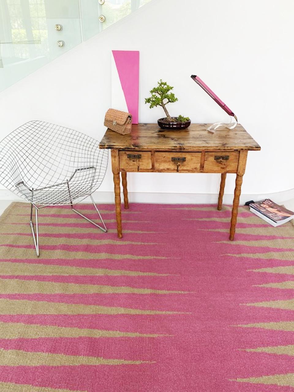 Rug 31st October - Wool Modern Geometric  Beige Fuchsia Dhurrie Carpet Handmade In New Condition For Sale In Dubai, Dubai