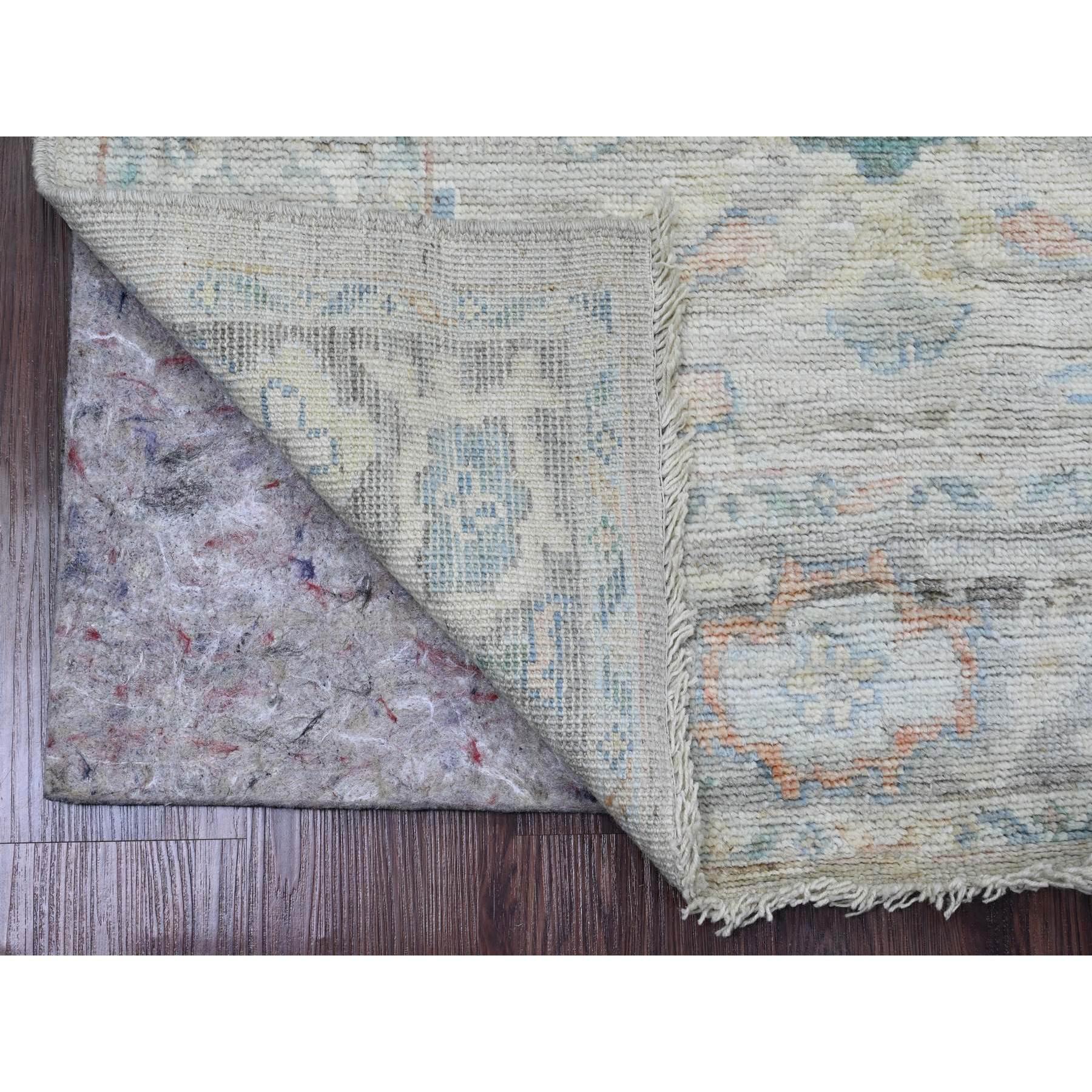 Pastellgrau, reine Wolle, afghanischer Angora-Oushak mit weichem Blattdesign, handgeknüpft, natürliche Farbstoffe,  Läufer, Orientteppich
Primäre MATERIALIEN: Wolle
Latex: Kein Flor 
Höhe: 0,25 Zoll
Stil: Transitional
Grundfarbe: Grau
Sekundäre