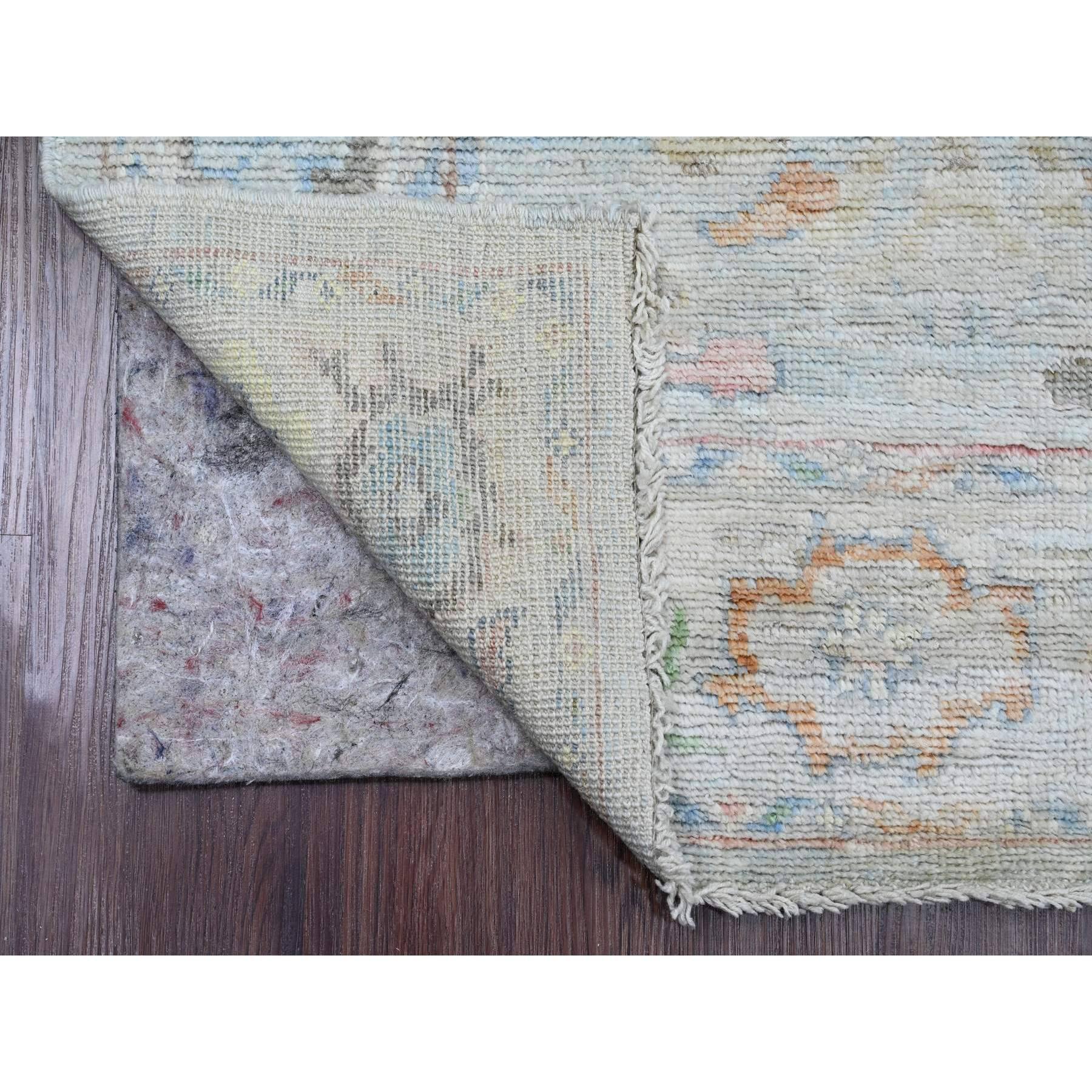 Nebelgrau, Handgeknüpft, Afghanischer Angora Oushak mit weichem Blattdesign, 100% Wolle, Veggie Färbung, Läufer, Orientteppich
Primäre MATERIALIEN: Wolle
Latex: Kein Flor 
Höhe: 0,25 Zoll
Stil: Transitional
Grundfarbe: Grau
Sekundärfarben: Orange,