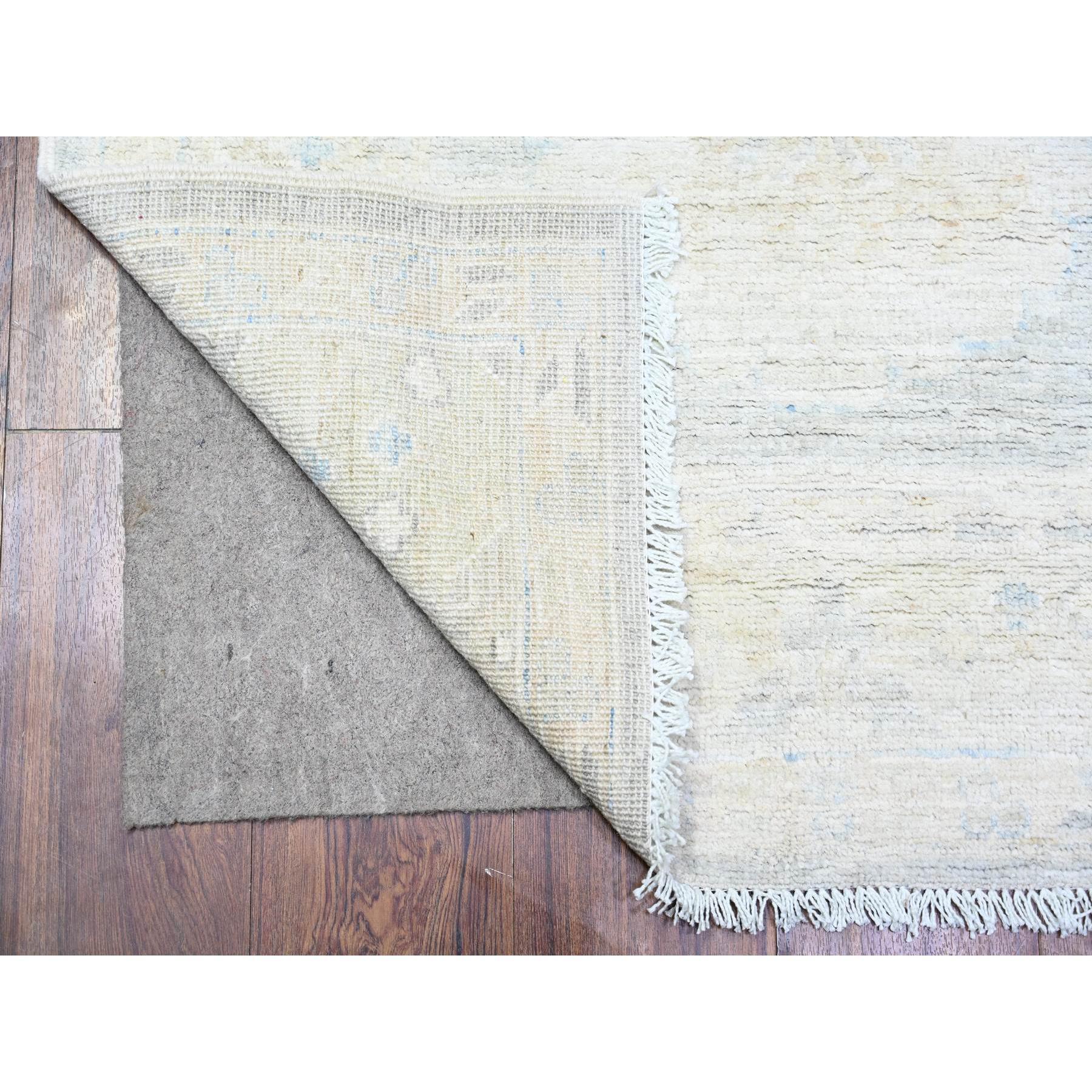 Si tratta di un autentico tappeto orientale White Wash Peshawar, annodato a mano, in pura lana, unico nel suo genere. È stato annodato per mesi e mesi con tecniche di tessitura secolari da esperti artigiani.
Materiali primari: Lana
Lattice: No Pile