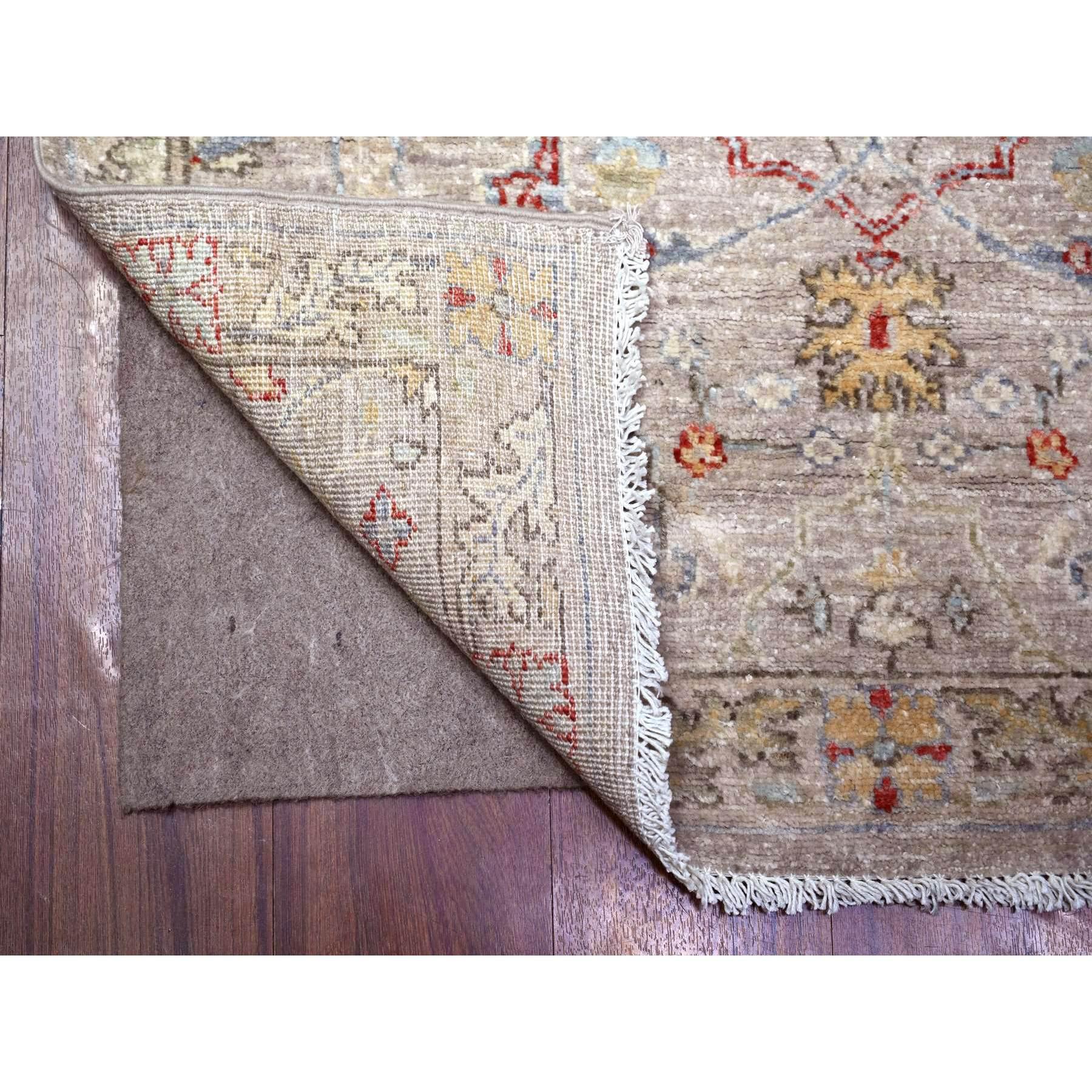 Koala Grau, Feines Aryana Bidjar Garus Design, Natürliche Farbstoffe, Luxuriöse Wolle, Handgeknüpft, Läufer Orientteppich
Primäre MATERIALIEN: Wolle
Latex: Kein Flor 
Höhe: 0,25 Zoll
Stil: Transitional
Grundfarbe: Grau
Sekundäre Farben: Rot, Gelb,