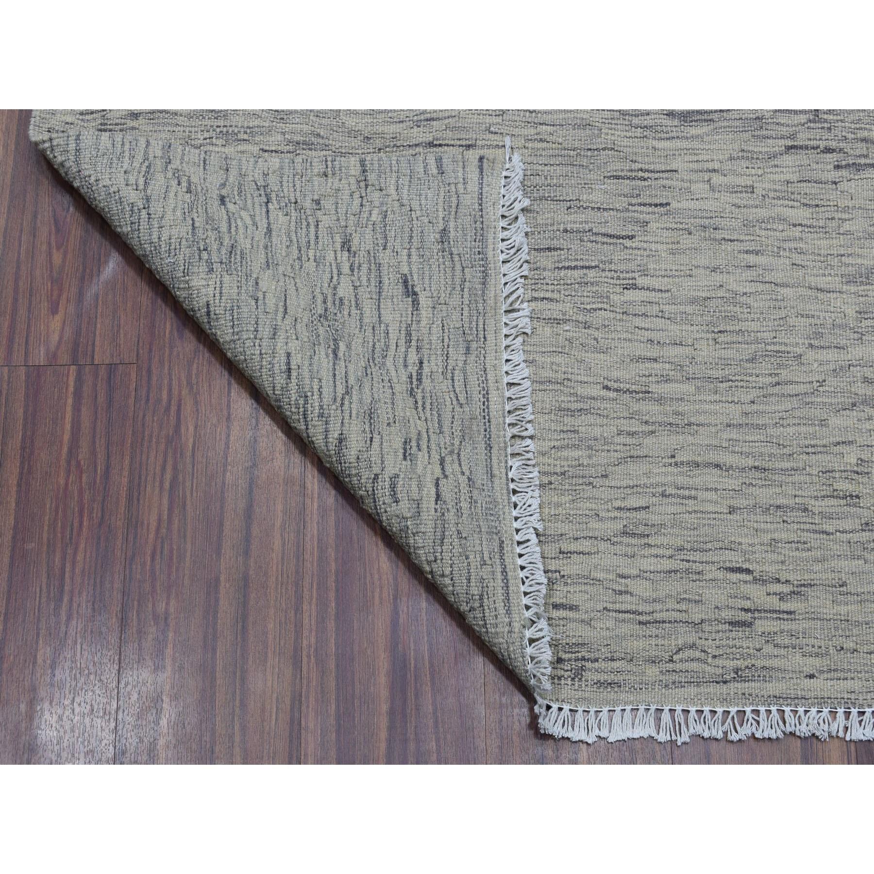 Dies ist eine wirklich echte one-of-a-kind Gray Shades Flat Weave Kilim Reine Wolle Hand gewebt Läufer Oriental Rug. Es wurde monatelang von erfahrenen Handwerkern in der jahrhundertealten persischen Webtechnik gewebt.
Primäre MATERIALIEN: