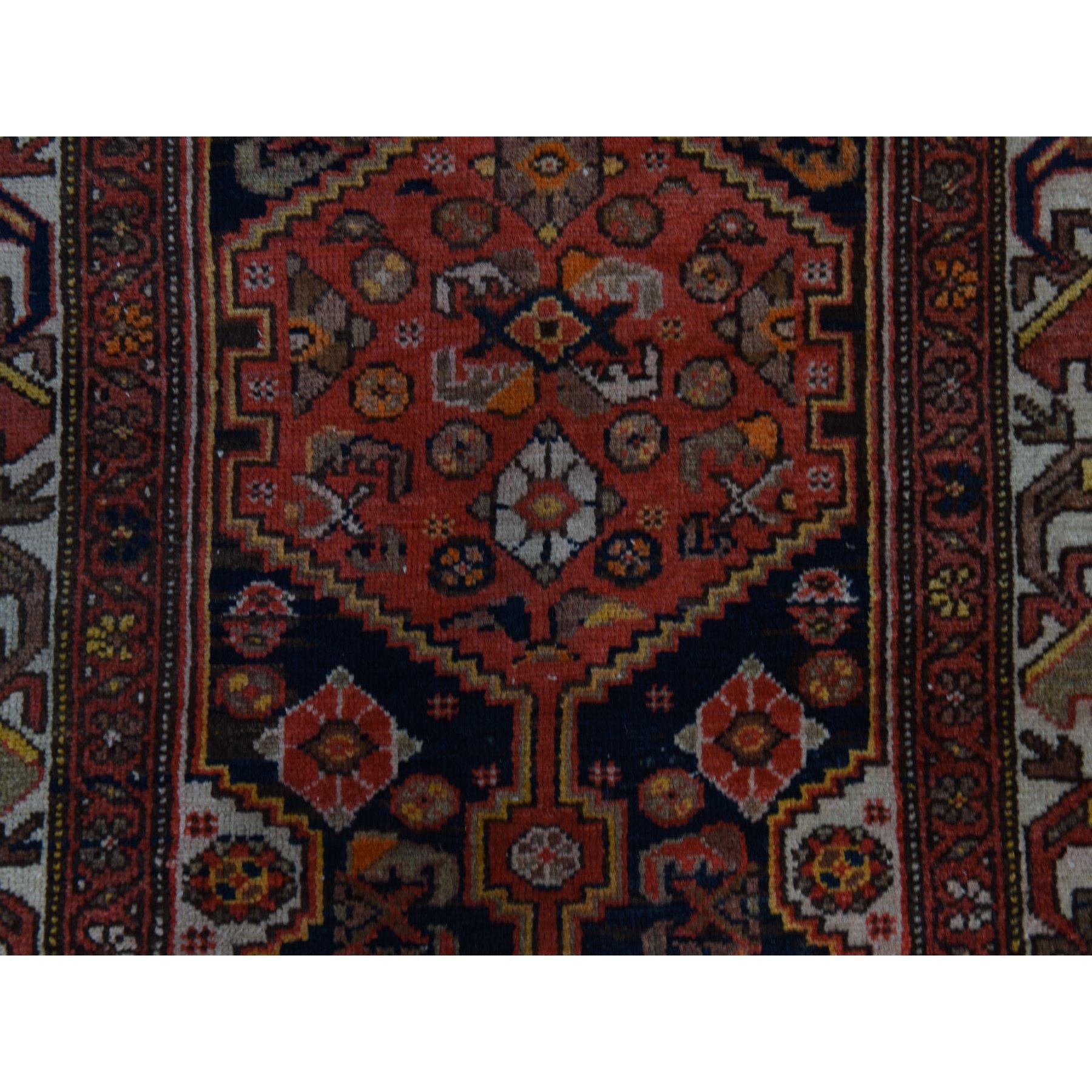 Bleu nuit avec rouge, ancien Malayer persan, design géométrique, bon état, même usure, propre, noué à la main, couloir, tapis d'Orient
Matières premières : Laine
Latex : Pas de poils 
hauteur : 0,25 pouces
Style : Traditionnel
Couleur primaire :