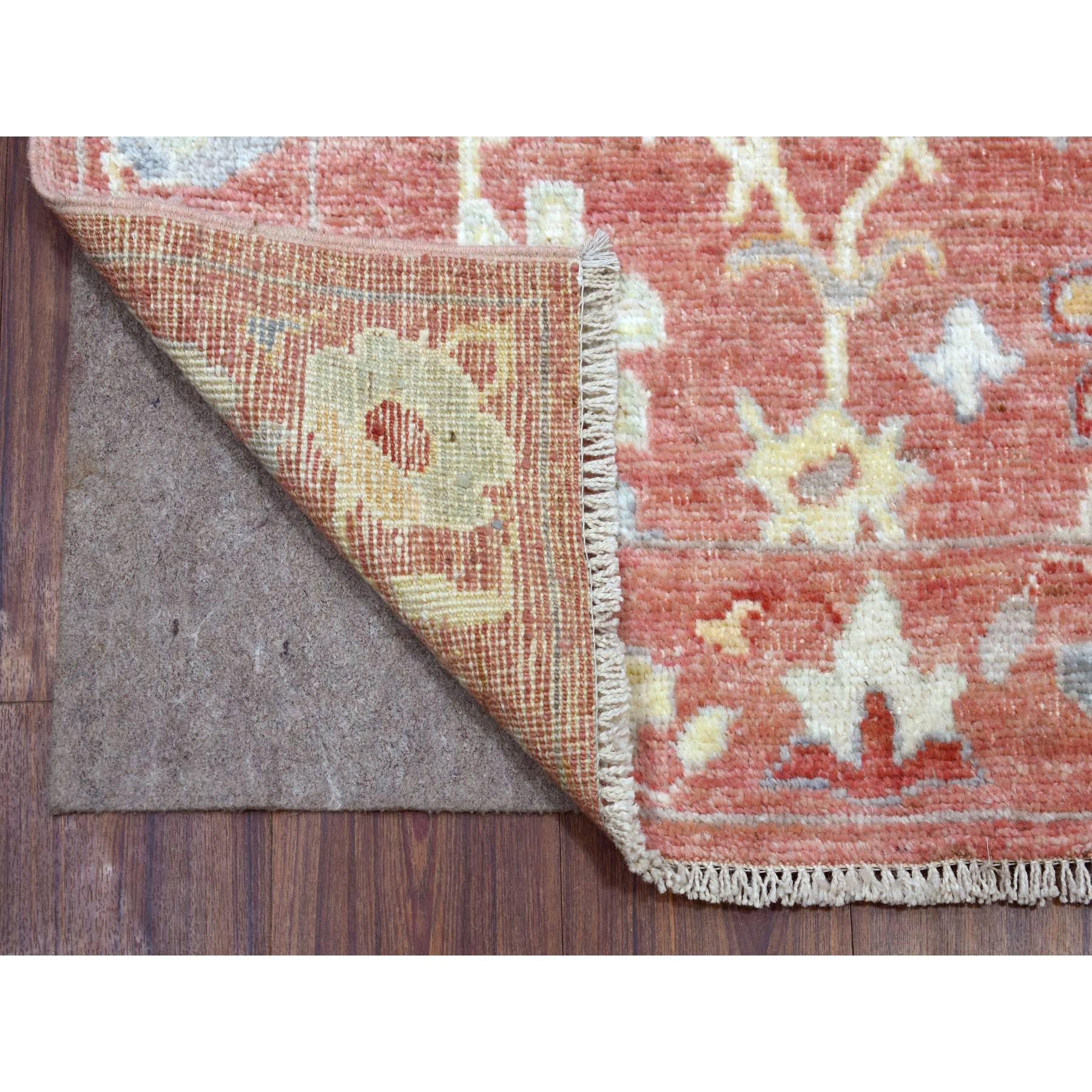 Il s'agit d'un véritable tapis d'enfant Coral Pink Pure Wool Hand Knotted Angora Oushak with All Over Leaf Design Oriental XL Runner Rug (tapis de course oriental XL). Il a été noué pendant des mois et des mois selon des techniques de tissage