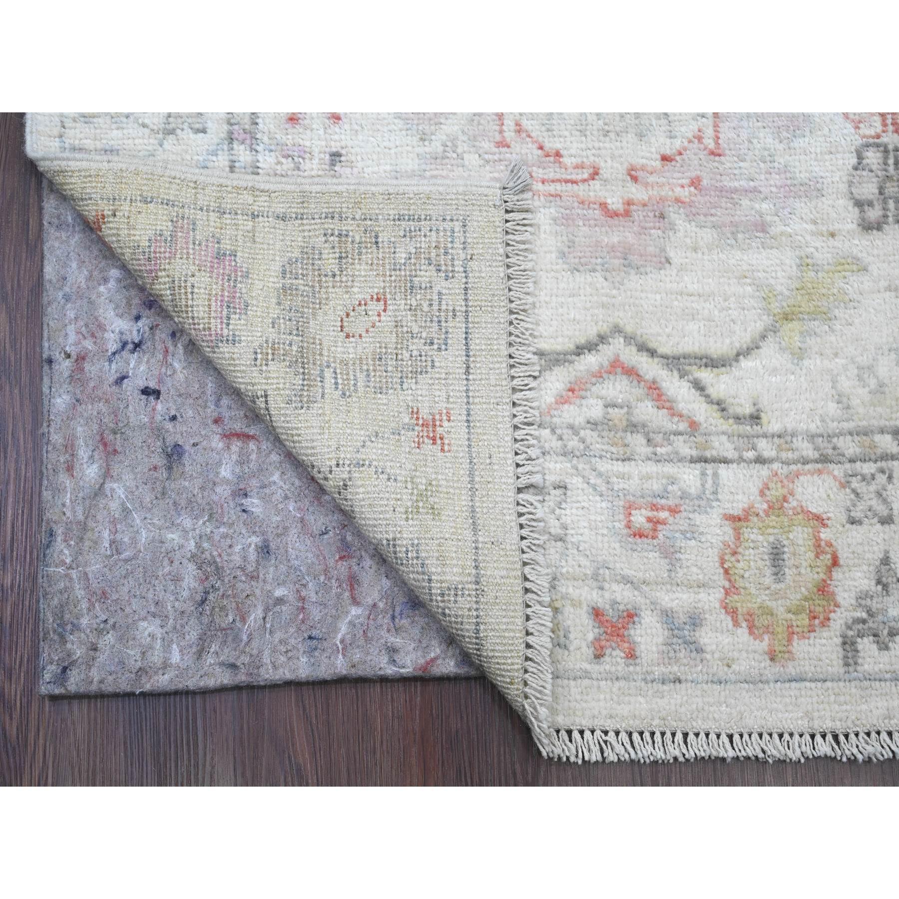 Chiffon White, Afghan Angora Oushak mit gedeckten Farben Blattmuster, handgeknüpft, Pflanzenfarben, 100% Wolle, XL Läufer, Orientteppich
Primäre MATERIALIEN: Wolle
Latex: Kein Flor 
Höhe: 0,25 Zoll
Stil: Transitional
Grundfarbe: Elfenbein
Sekundäre