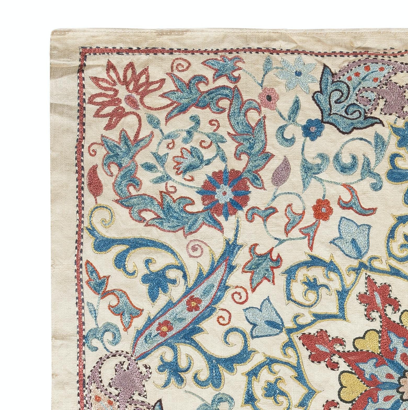 Celebra la rica herencia de la artesanía asiática con este exquisito tejido Suzani 100% seda, meticulosamente bordado a mano por hábiles artesanos. Una auténtica obra de arte, esta pieza encarna siglos de tradición, con intrincados motivos florales