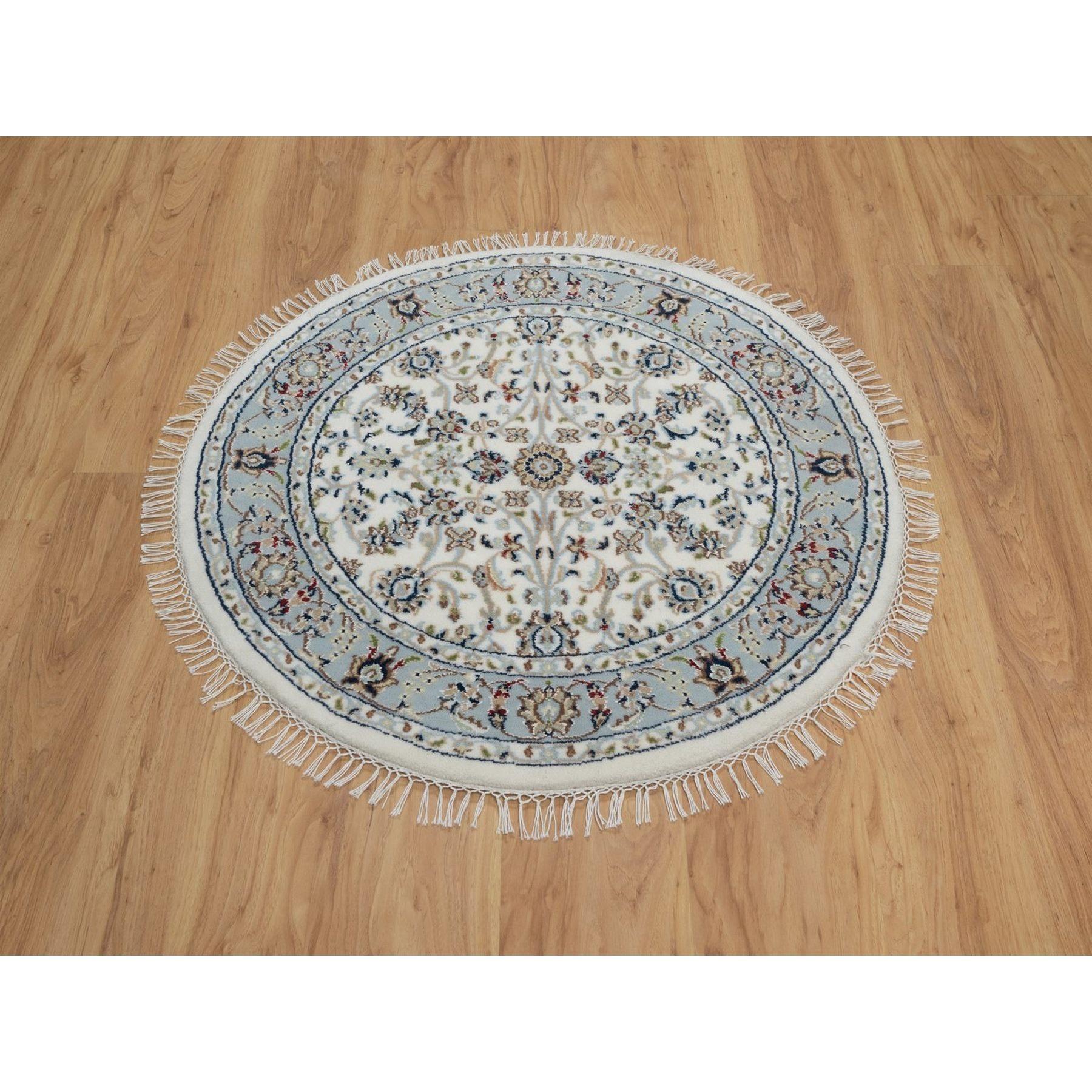 Blanc immaculé, Nain avec motifs floraux, 250 KPSI, laine et soie, noué à la main, poils souples, rond, tapis d'Orient
Matériaux primaires : Laine et soie
Latex : Pas de poils 
hauteur : 0,25 pouces
Style : Traditionnel
Couleur primaire :