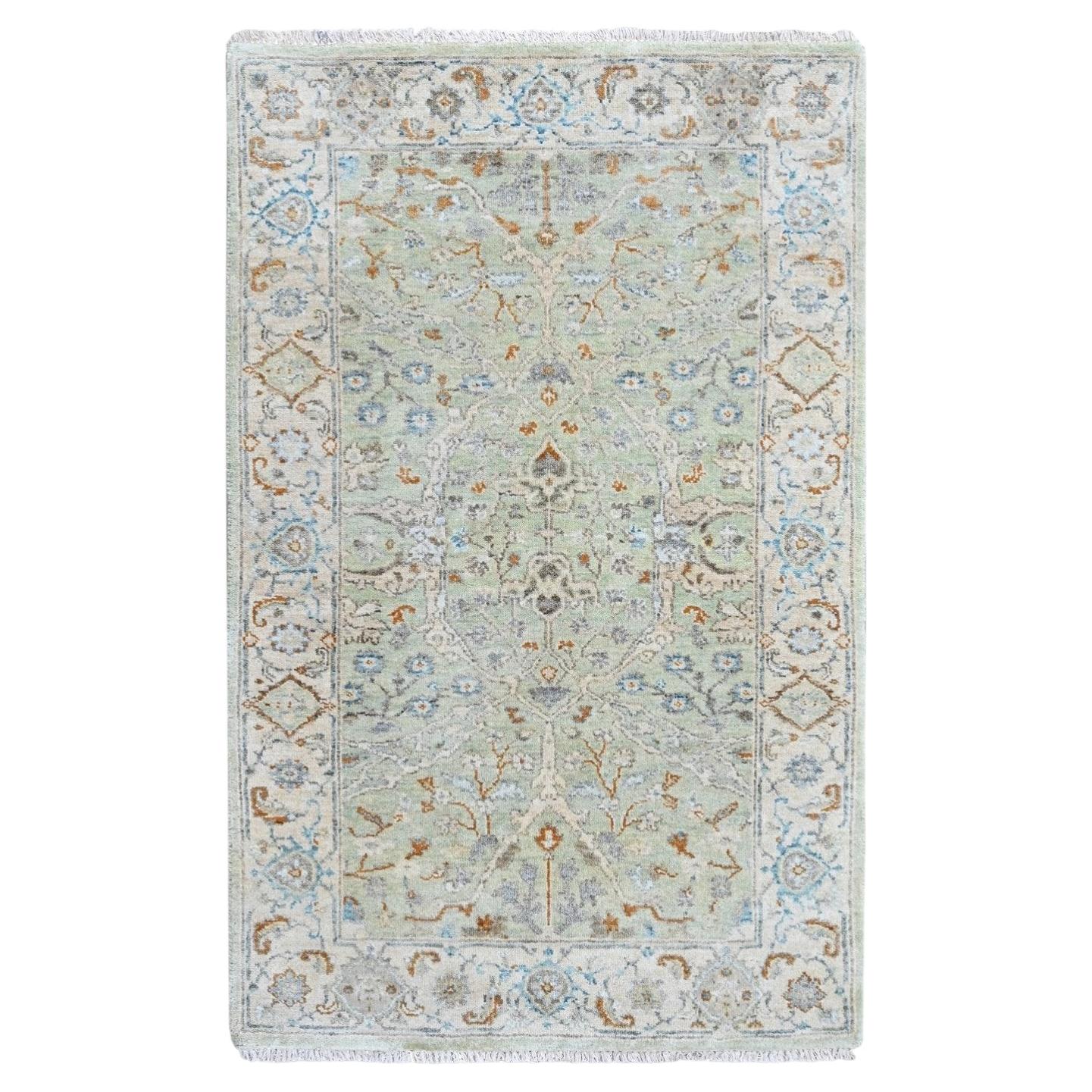 Tapis oriental en pure laine, noué à la main, de style Oushak vert, aux motifs floraux, 3'1" x 4'10"