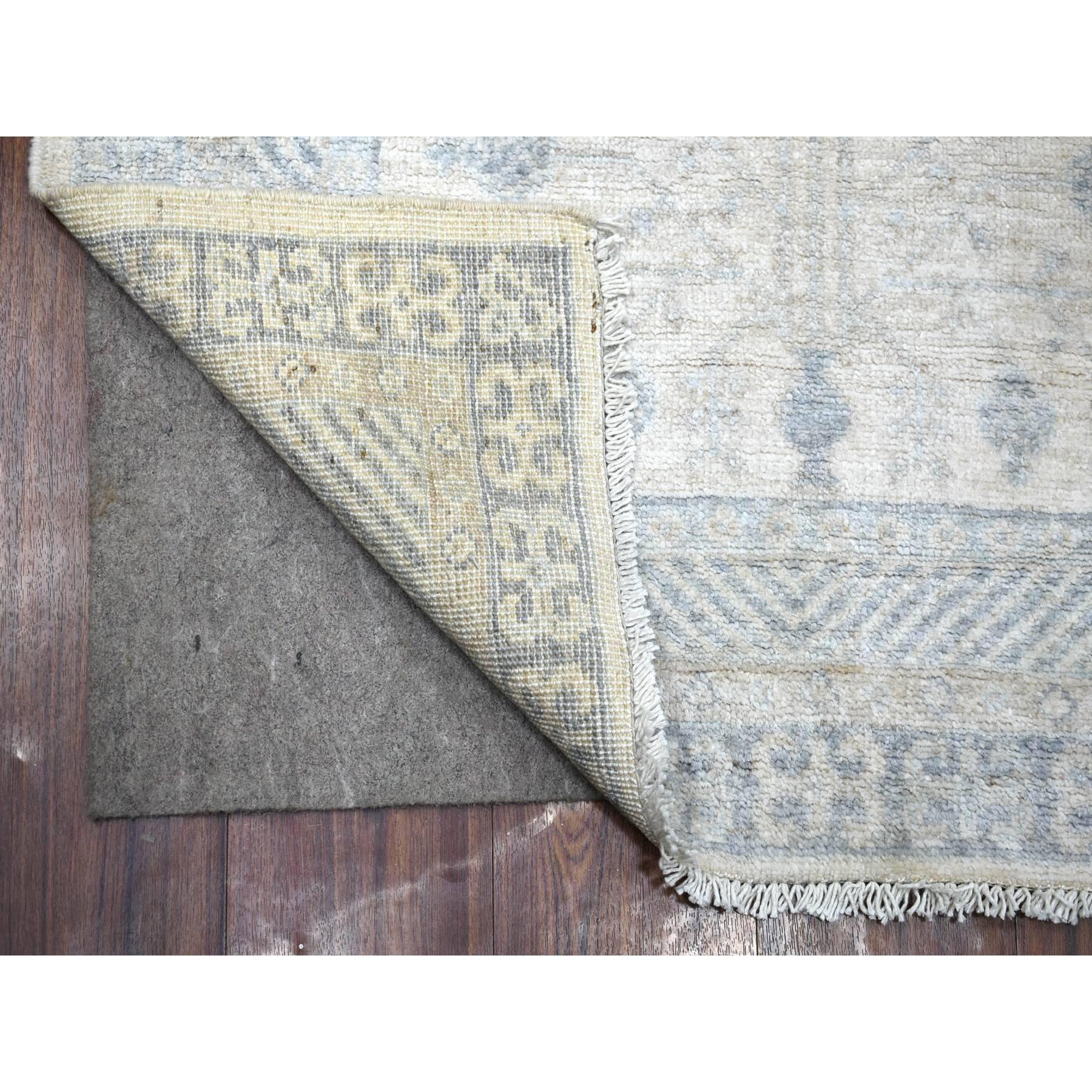 Il s'agit d'un véritable tapis d'Orient Ivory Natural Dyes White Wash Peshawar, en pure laine, noué à la main. Il a été noué pendant des mois et des mois selon des techniques de tissage séculaires par des artisans experts.
Matières premières :