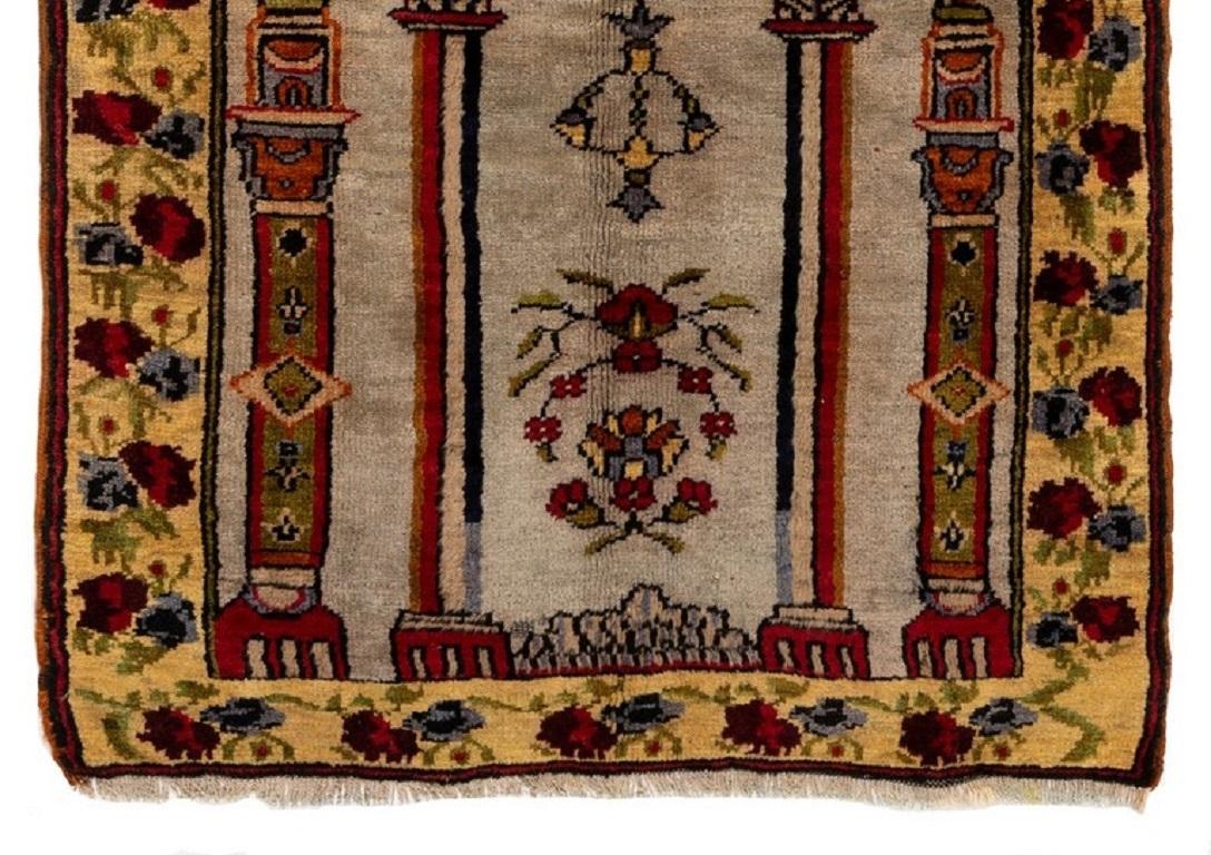 Islamique Tapis de prière turc vintage en laine représentant un arc de cercle, des colonnes et des fleurs, 3x4.3 m en vente