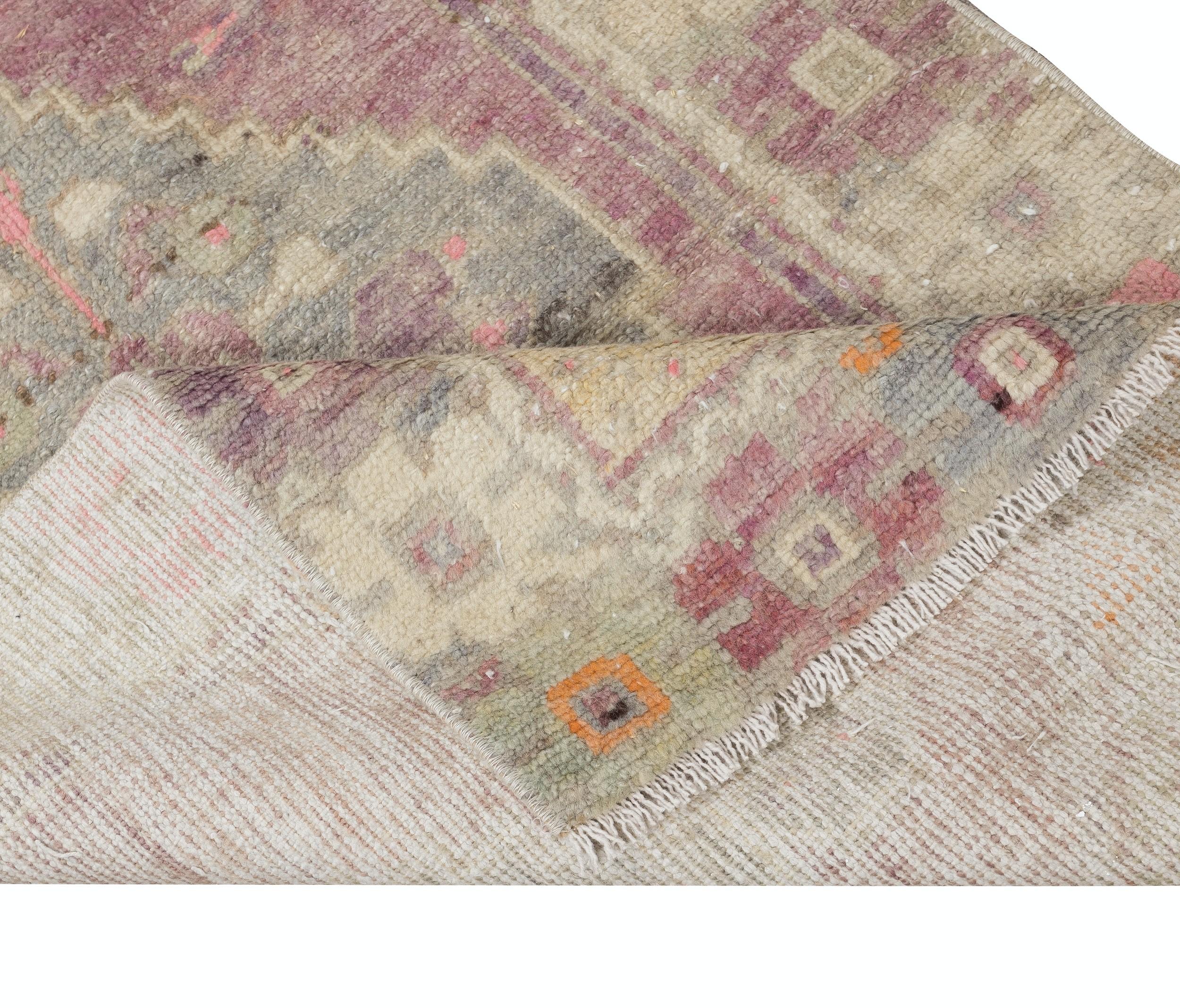 Rustico 31x47 in Un esemplare di una coppia di tappeti sparsi fatti a mano del 1960. Tappeto turco d'accento. Tappetino per la porta in vendita