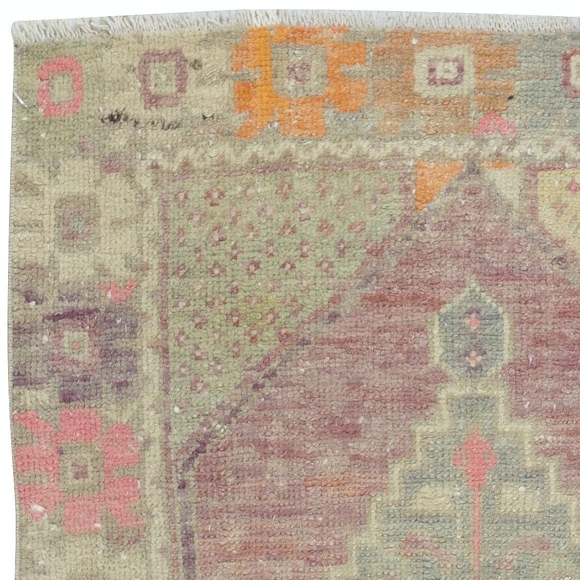 Turco 31x47 in Un esemplare di una coppia di tappeti sparsi fatti a mano del 1960. Tappeto turco d'accento. Tappetino per la porta in vendita