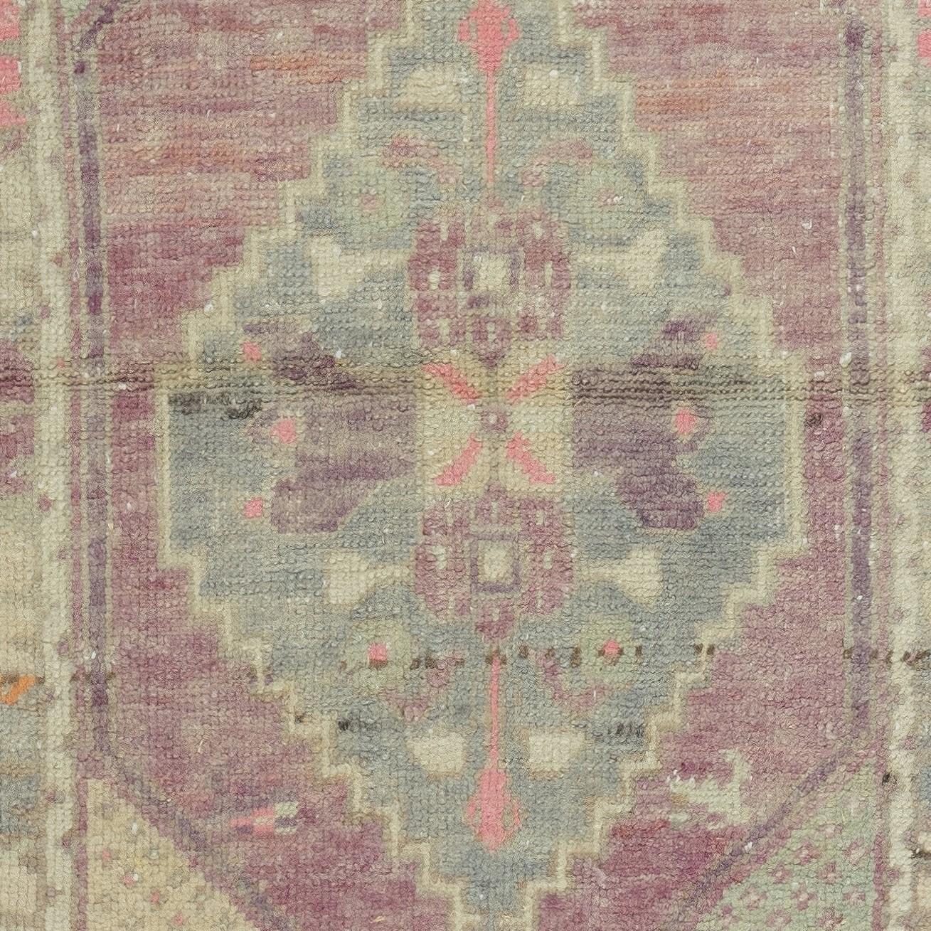 Tessuto a mano 31x47 in Un esemplare di una coppia di tappeti sparsi fatti a mano del 1960. Tappeto turco d'accento. Tappetino per la porta in vendita