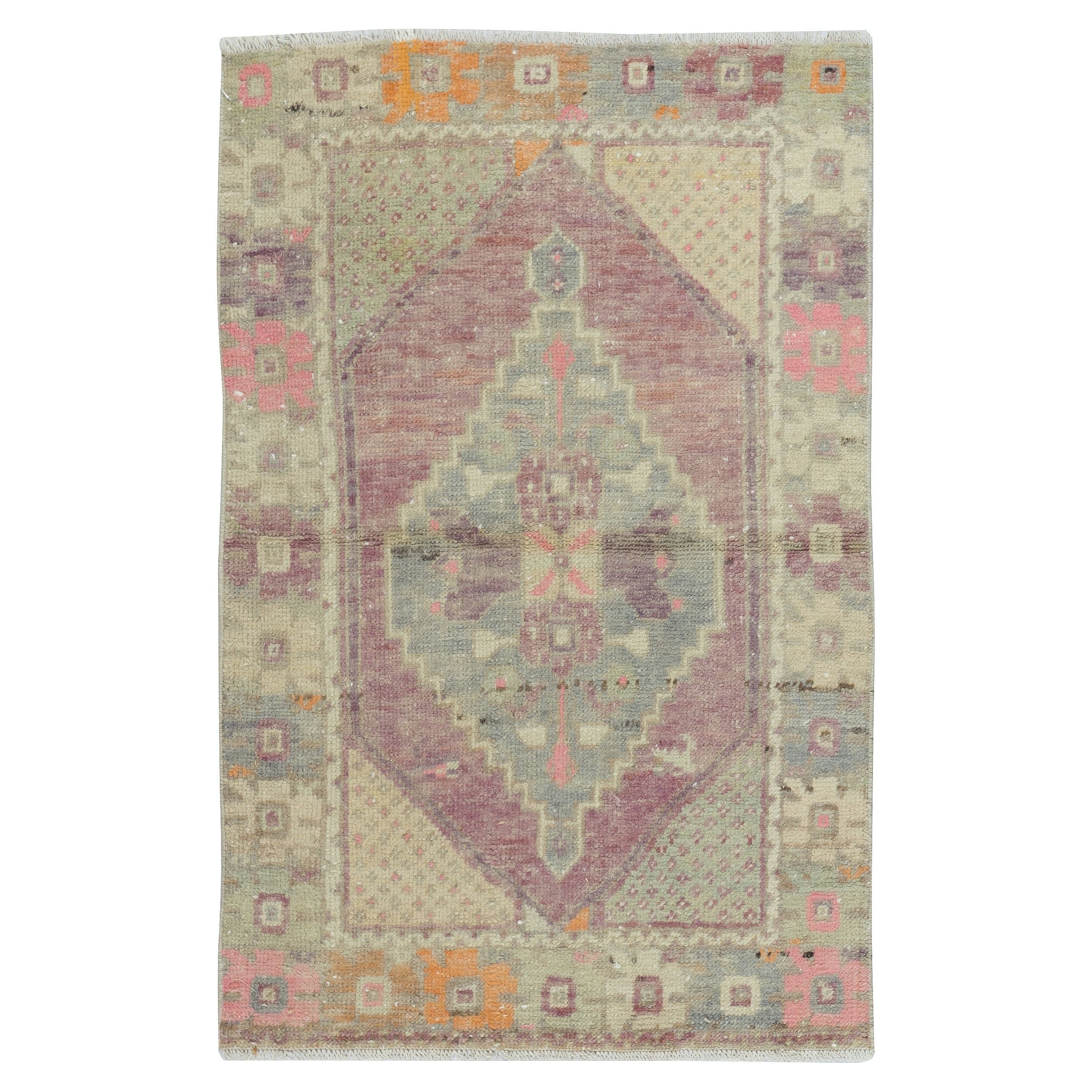 31x47 in Ein von einem Paar 1960er Jahre Handmade Scatter Rug. Türkischer Akzentteppich. Türmatte