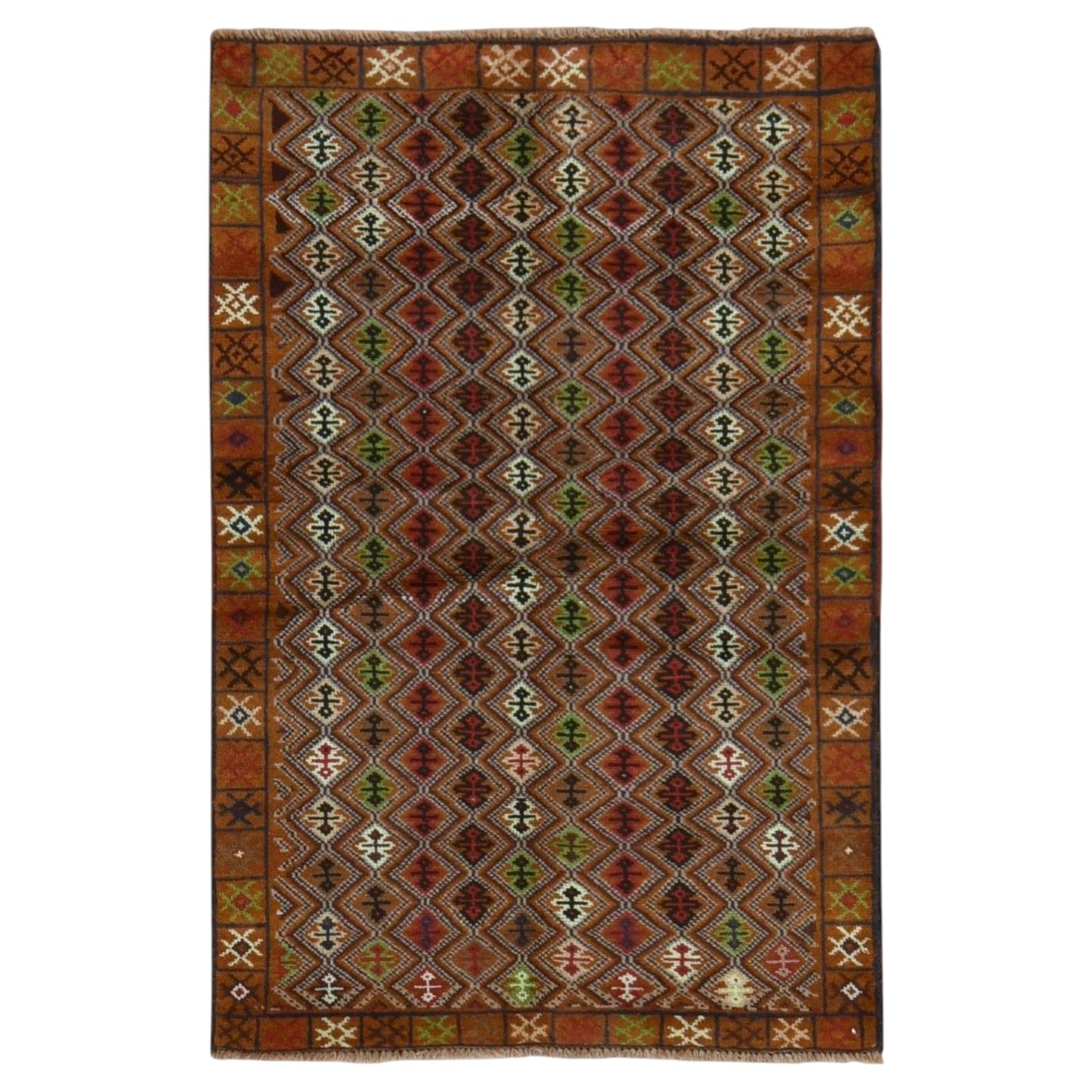 Tapis afghan baloutche marron de 3'1" x 4'8", à motifs géométriques, noué à la main en pure laine