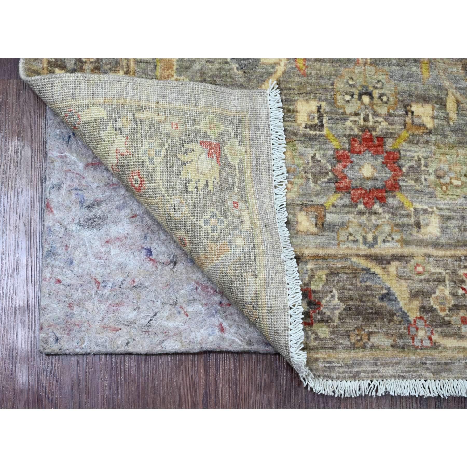 Nickel Gray, Collezione Aryana, Peshawar afgano con disegno Heriz su tutta la superficie, annodato a mano, 100% lana, tinture vegetali, tessuto fitto, Tappeto orientale
Materiali primari: Lana
Lattice: No Pile 
altezza: 0,25 pollici
Stile: Di