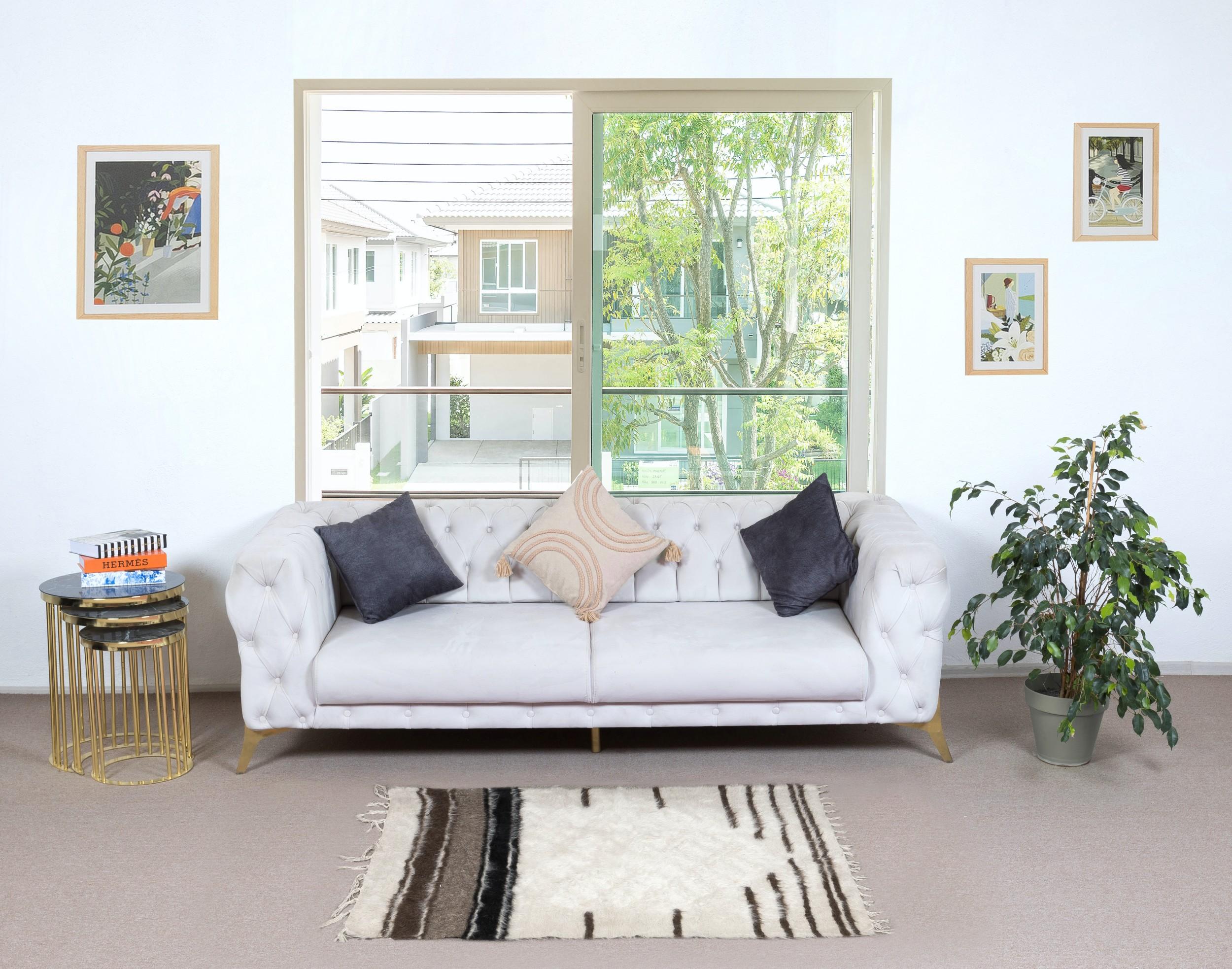 Decorative flat-weave Kurdish rug made of goat's wool, New production. Very Soft, floppy weave, ideal to use on the floor with a rug-pad or as a table cover, bed cover, wall hanging, sofa throw or blanket.

Size: 31 x 49 in (77 x 122 cm)
Age: