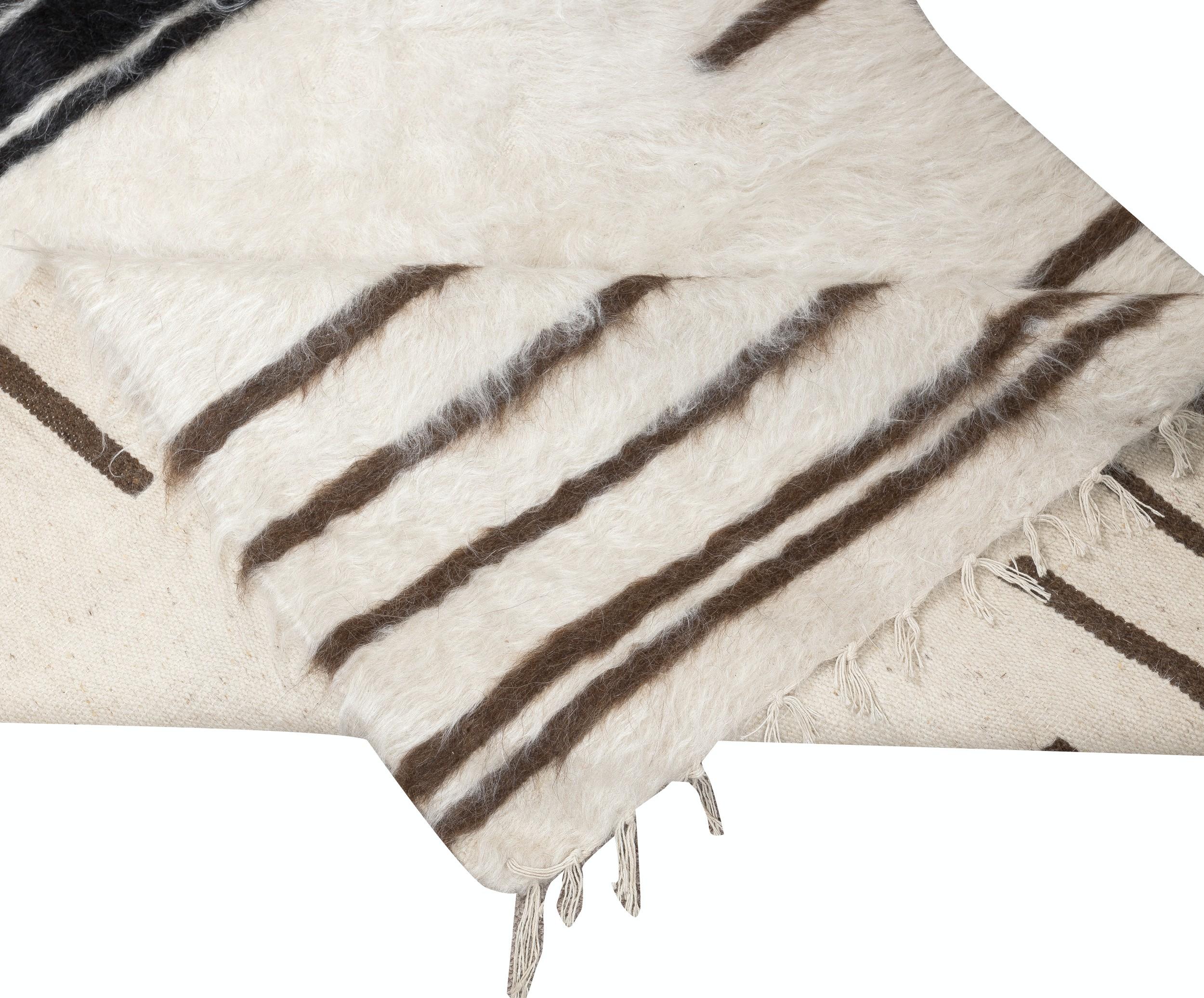 Turkish 31x49 in Flat-weave Wool Kilim Rug, Kurdish Blanket, Wall Hanging, Siirt Throw For Sale