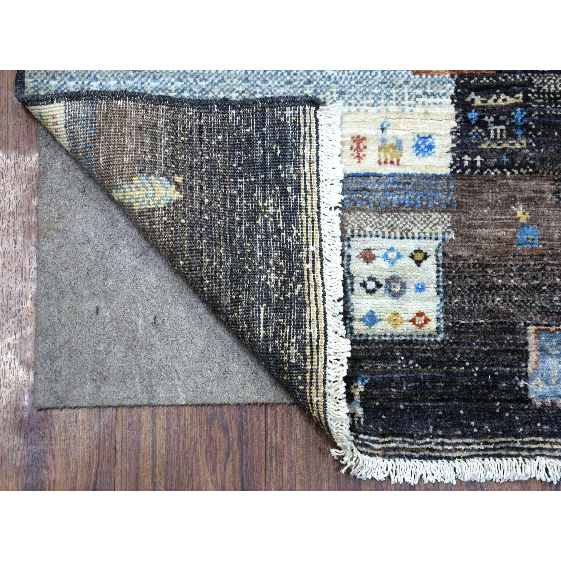 Dies ist eine wirklich echte one-of-a-kind-Mix von Schwarz, Gelb und Blau, Afghan Kashkuli Gabbeh mit Pictorial Design Hand geknüpft, natürliche Wolle Orientteppich. Es wurde monatelang in jahrhundertealten Webtechniken geknüpft von 
Primäre