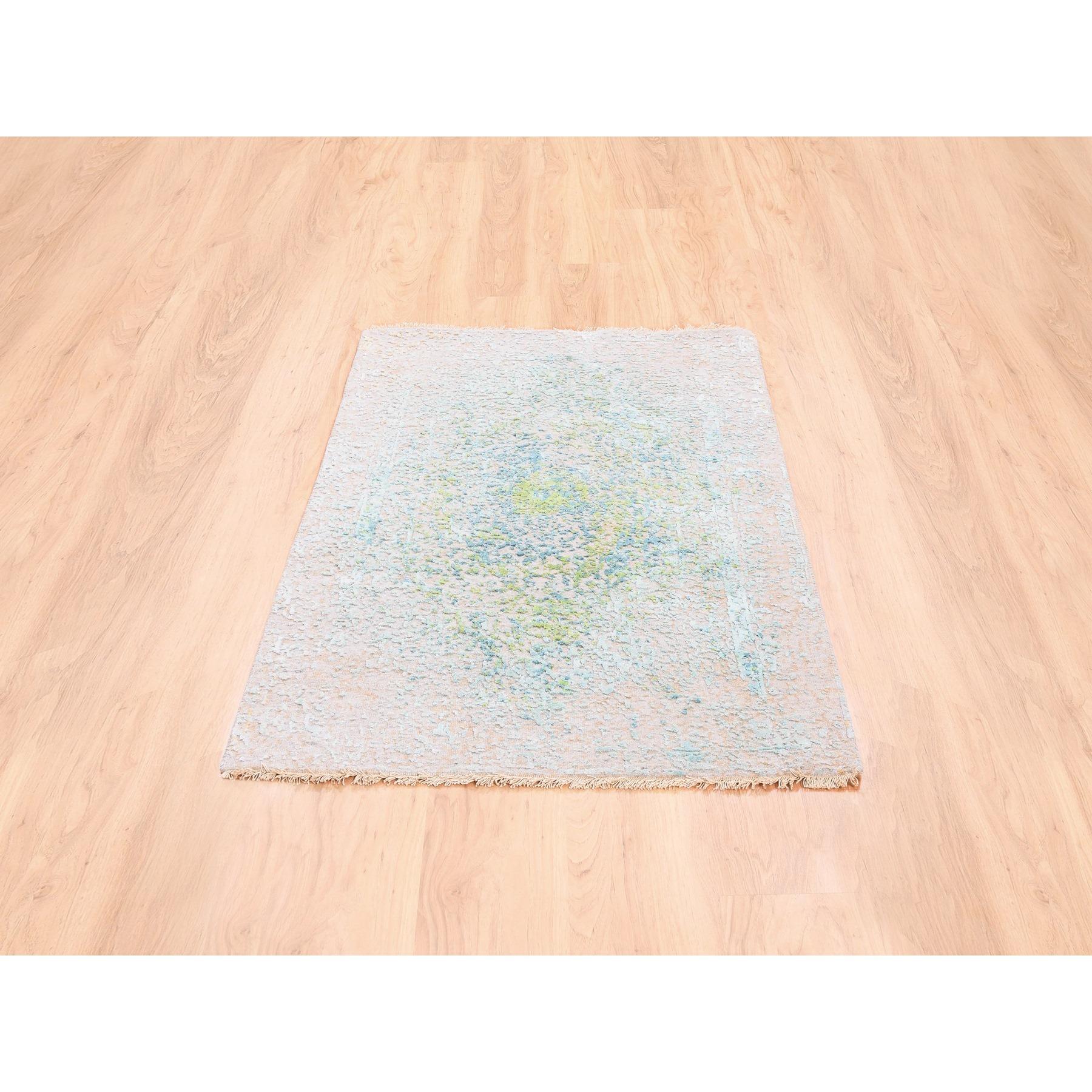 Questo è un autentico tappeto orientale annodato a mano in pura seta con avorio e tocco di lana verde. È stato annodato per mesi e mesi secondo le secolari tecniche di tessitura persiana da esperti artigiani.
Materiali primari: Lana e pura