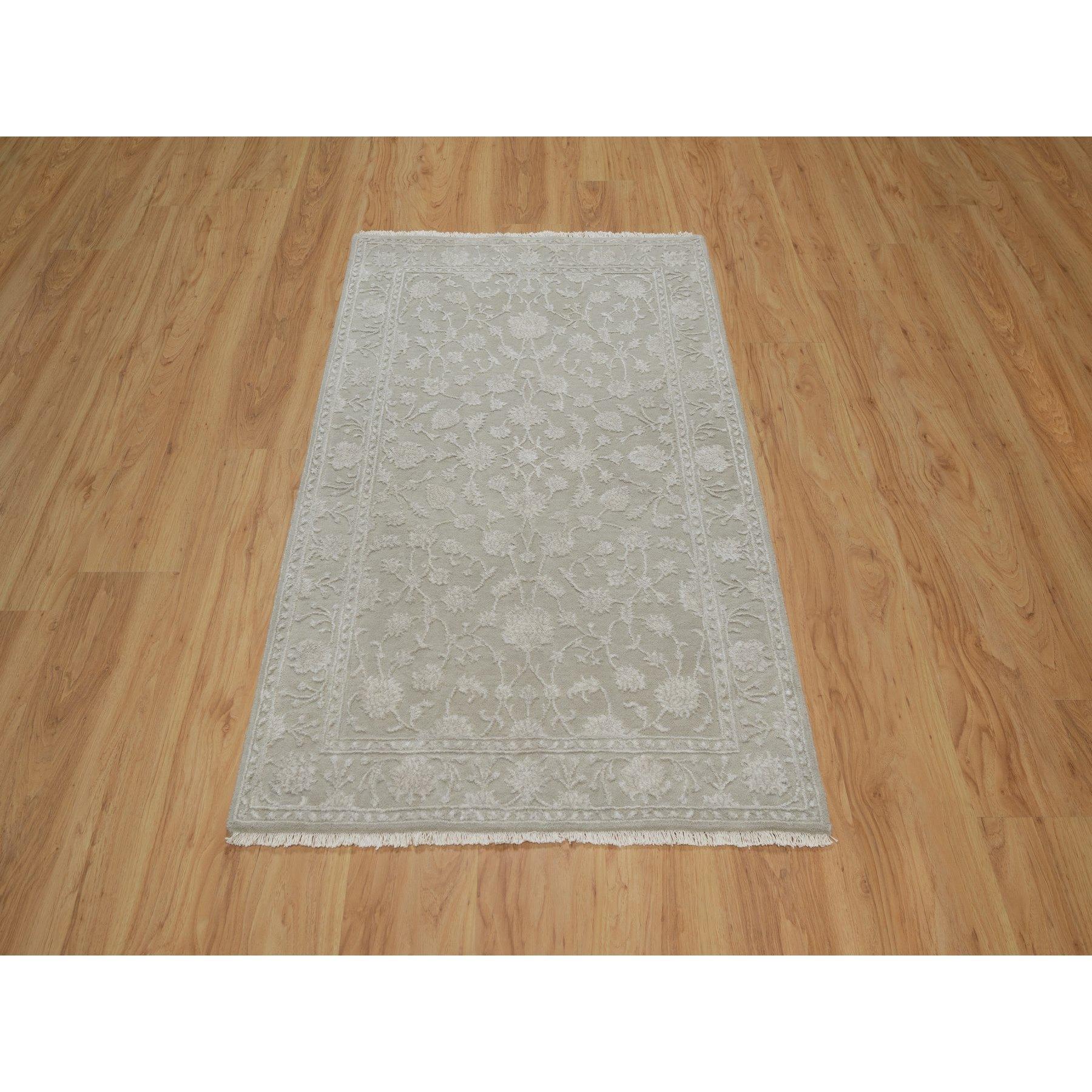 Stone Gray, annodato a mano, tono su tono con disegno persiano, lana e seta vegetale, spesso e soffice, 200 KPSI, Tappeto Orientale
Materiali primari: Lana e seta
Lattice: No Pile 
altezza: 0,25 pollici
Stile: Tradizionale
Colore primario: