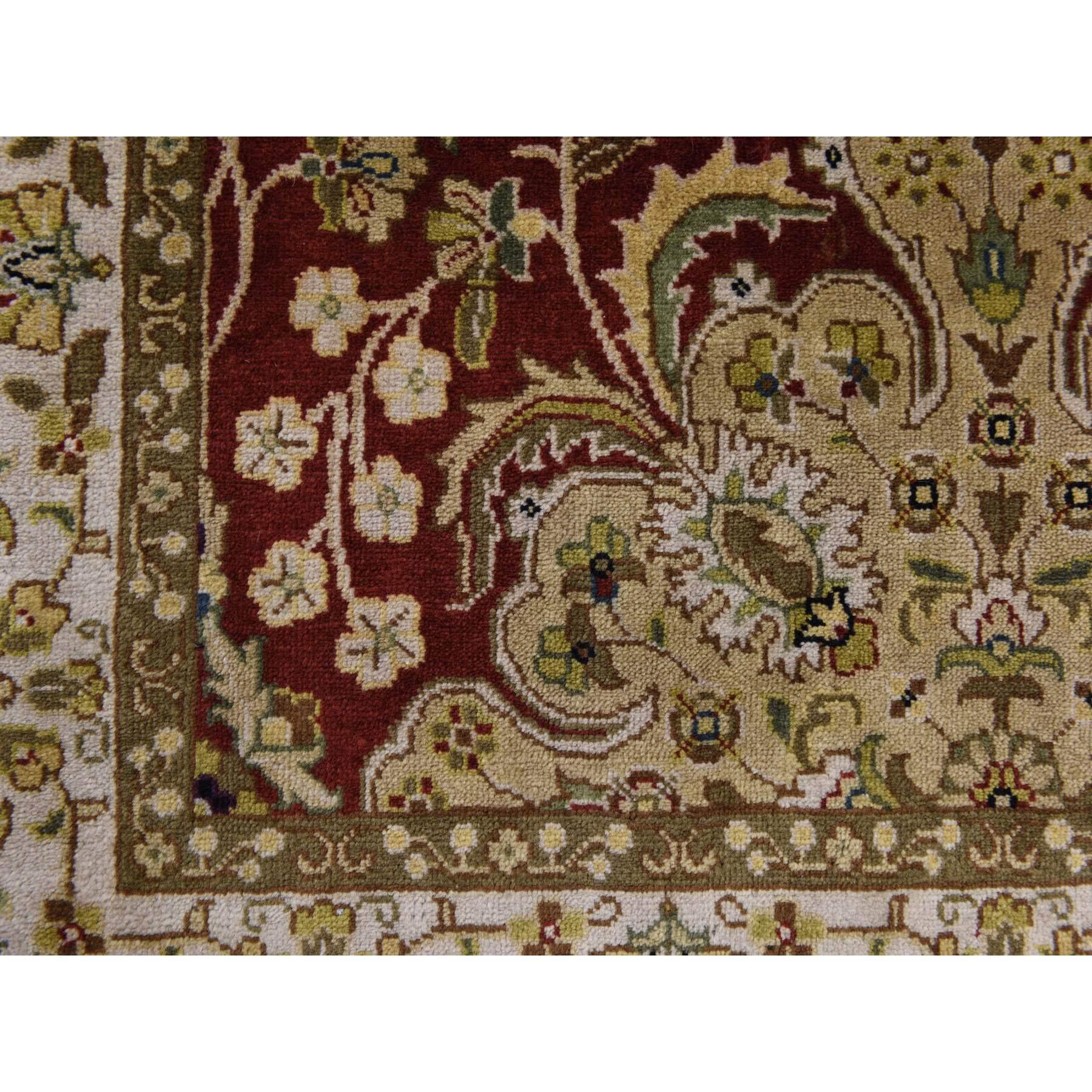 Rosso vino, Annodato a mano, 300 KPSI, Design persiano, Tappeto orientale in lana di lusso della Nuova Zelanda filato a mano
Materiali primari: Lana
Lattice: No Pile 
altezza: 0,25 pollici
Stile: Tradizionale
Colore primario: Rosso
Colori secondari: