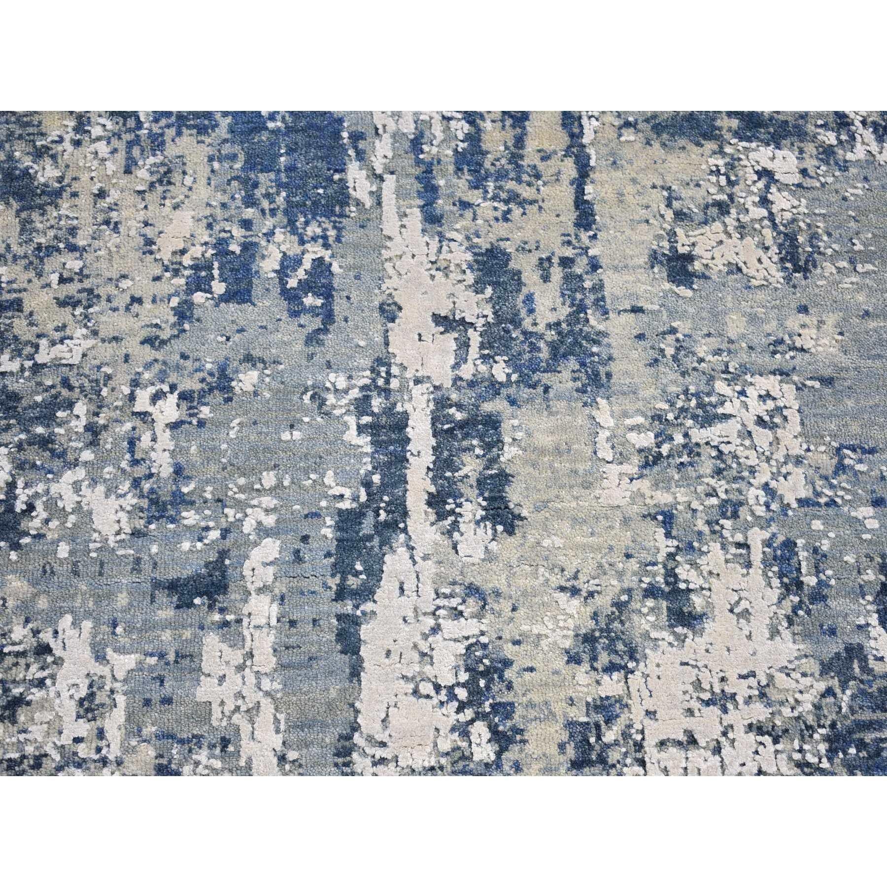 Il s'agit d'un véritable tapis d'Orient noué à la main, unique en son genre, au design abstrait bleu océanique, en laine à faible épaisseur et soie pure à tissage plus dense. Il a été tissé pendant des mois et des mois selon les techniques
