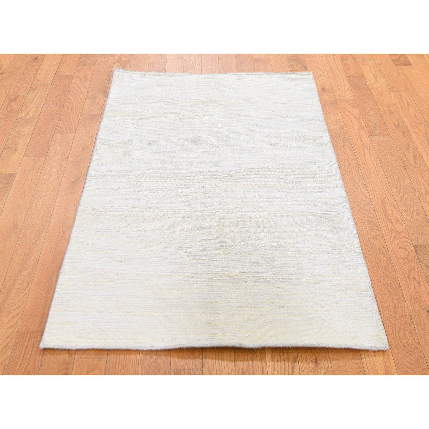 Dies ist eine wirklich echte one-of-a-kind Elfenbein Seide mit strukturierter Wolle Ton in Ton Striae Design Hand geknüpft Hi-Low Pile Oriental Rug. Es wurde monatelang von erfahrenen Handwerkern in der jahrhundertealten persischen Webtechnik