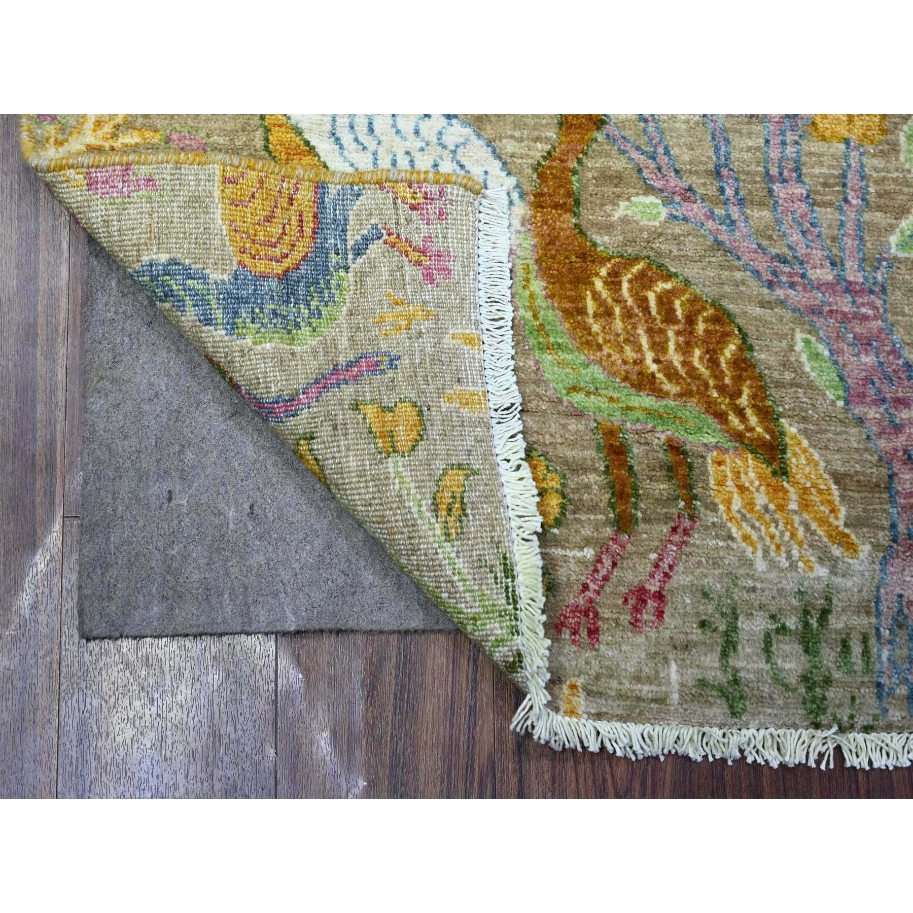 Il s'agit d'un véritable tapis d'Orient afghan Peshawar à motifs d'oiseaux de paradis, noué à la main, en pure laine. Il a été noué pendant des mois et des mois selon des techniques de tissage séculaires par des artisans experts.
Matières premières