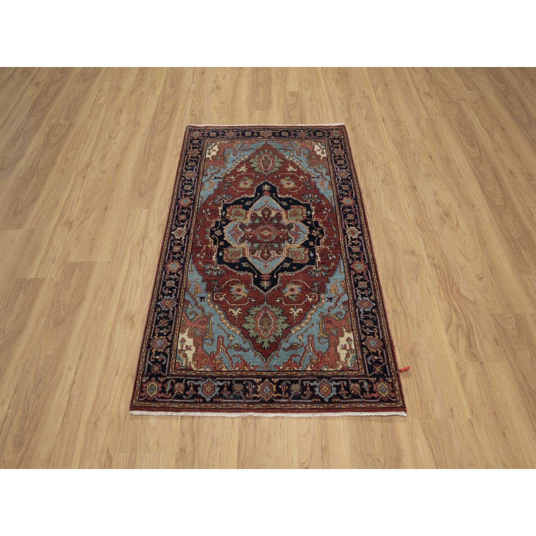 Scheunenrot, Antike feine Heriz Re-Kreation, Handgeknüpft, Handgesponnene Neuseeland Wolle, Weicher Flor, Pflanzenfarben, Dichtere Webart, Orientteppich
Primäre MATERIALIEN: Wolle
Latex: Kein Flor 
Höhe: 0,25 Zoll
Stil: Traditionell
Grundfarbe: