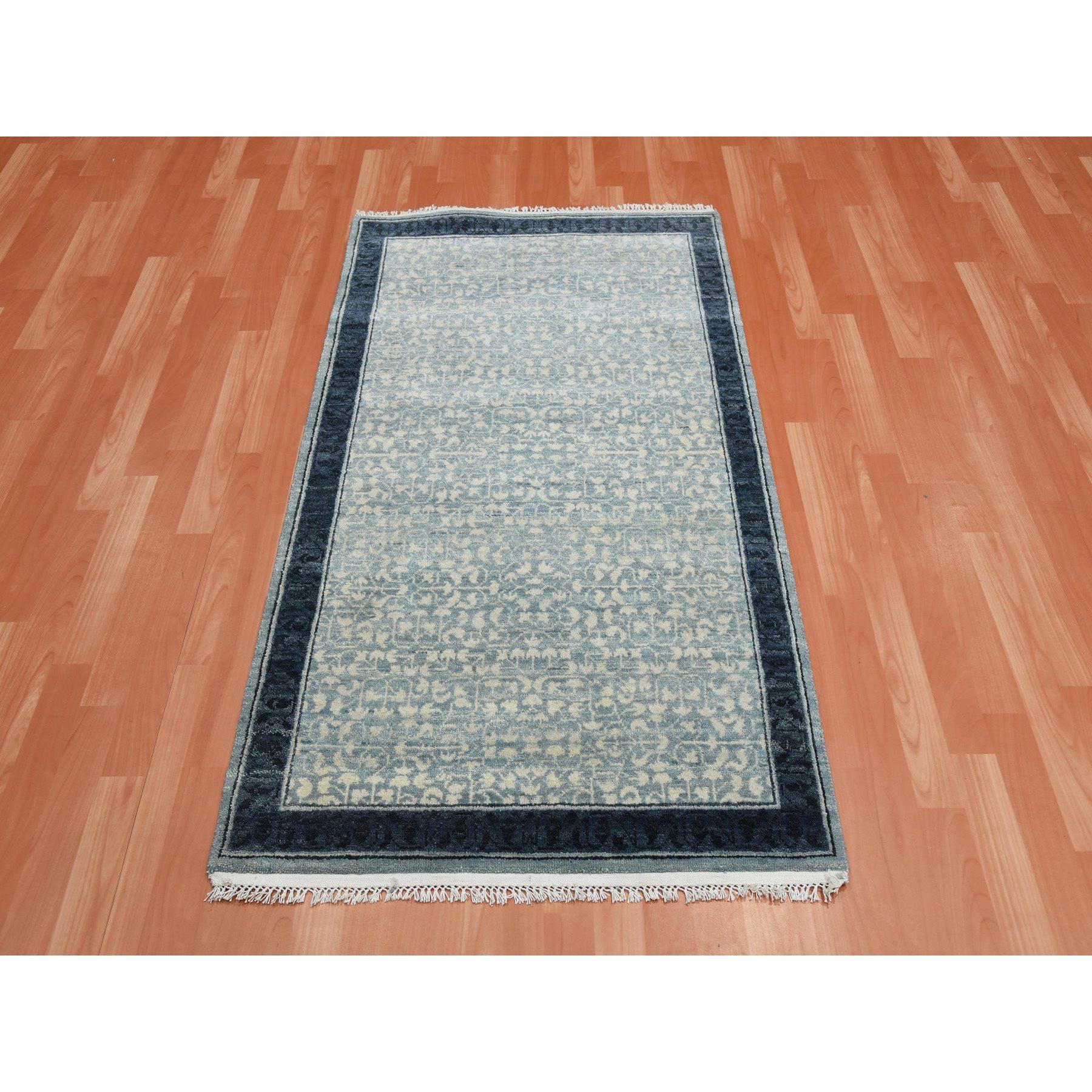 Il s'agit d'un véritable tapis d'Orient, unique en son genre, noué à la main, en laine naturelle, ton sur ton. Il a été noué pendant des mois et des mois dans le cadre d'un processus de tissage séculaire. 
Matières premières : Laine
Latex : Pas de