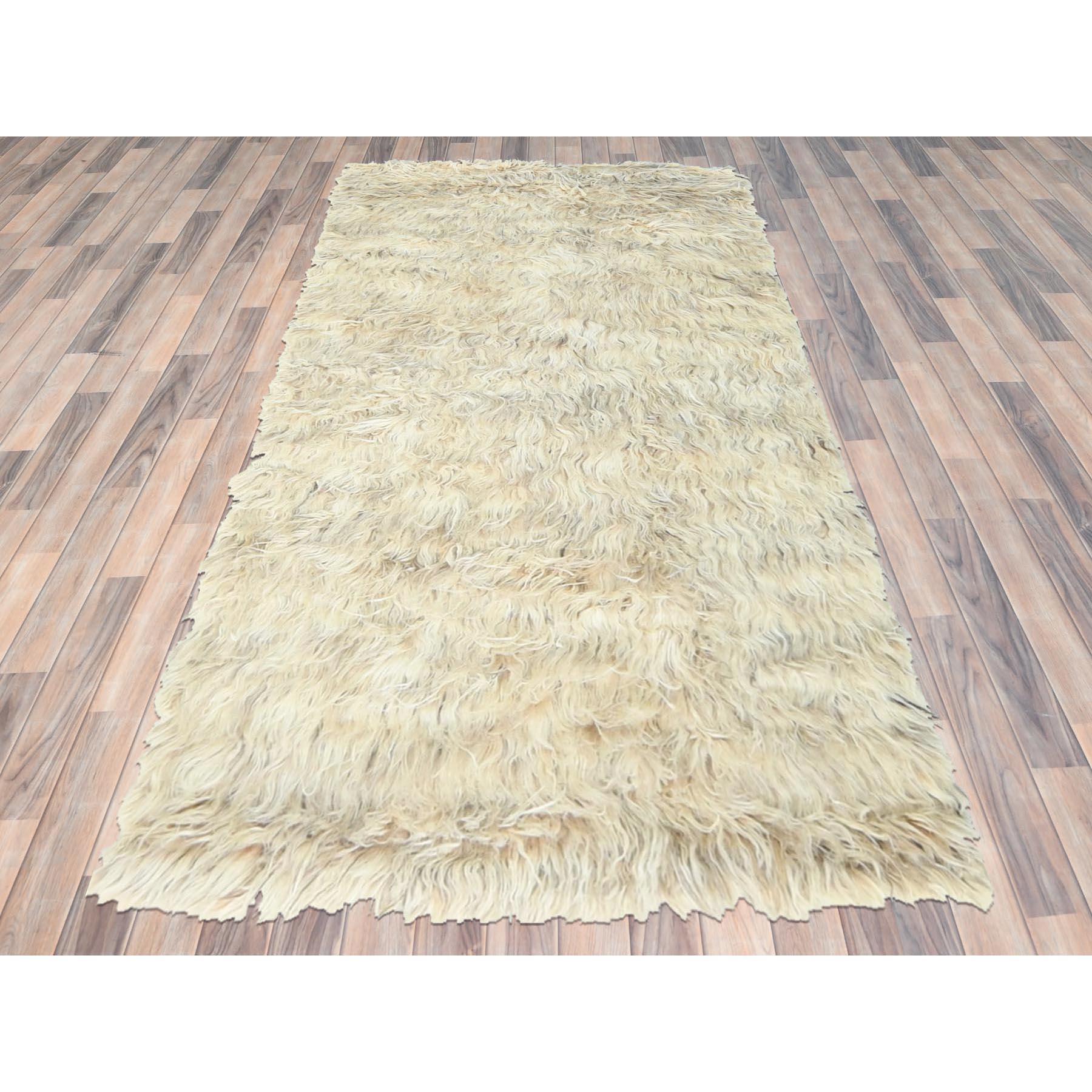 Dies ist eine wirklich echte one-of-a-kind Beige, Shag Flokati griechischen Stil, ungefärbt natürliche Wolle handgeknüpft, Orientteppich. Es wurde monatelang von erfahrenen Kunsthandwerkern in jahrhundertealten Webtechniken geknüpft.
Primäre